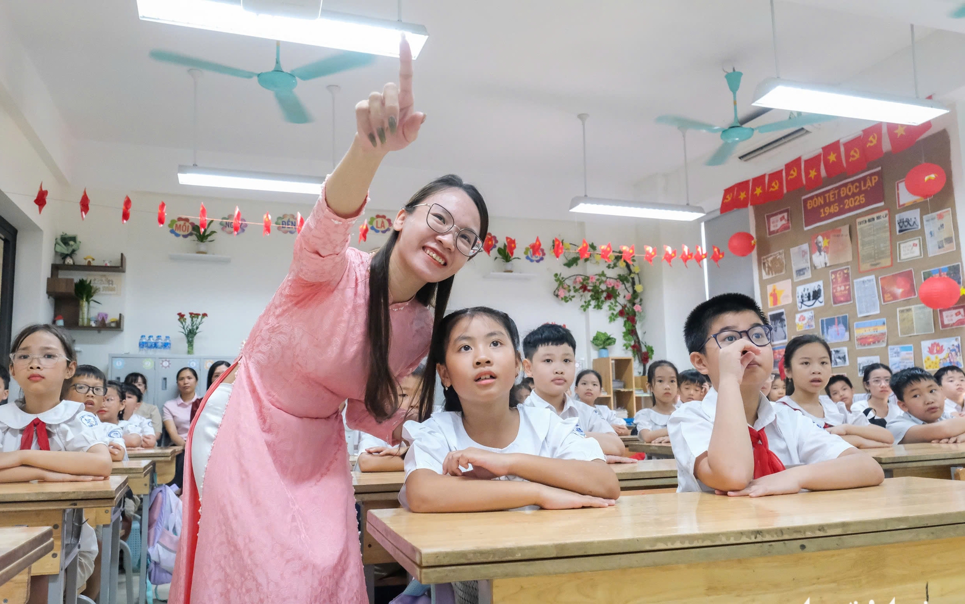 Unlocking Vietnam’s future through English: A Singaporean perspective- Ảnh 1. Unlocking Vietnam’s future through English: A Singaporean perspective- Ảnh 1.
