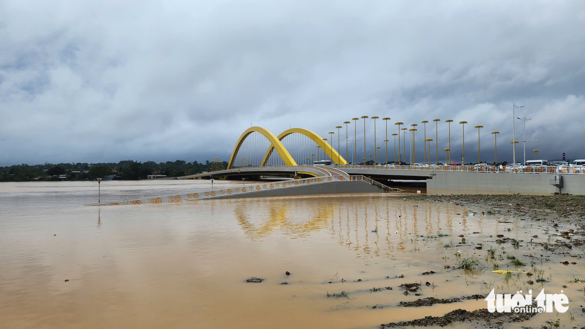 Huế hửng nắng sau nhiều ngày mưa trắng trời, người dân tranh thủ dọn bùn non sau lũ - Ảnh 9.