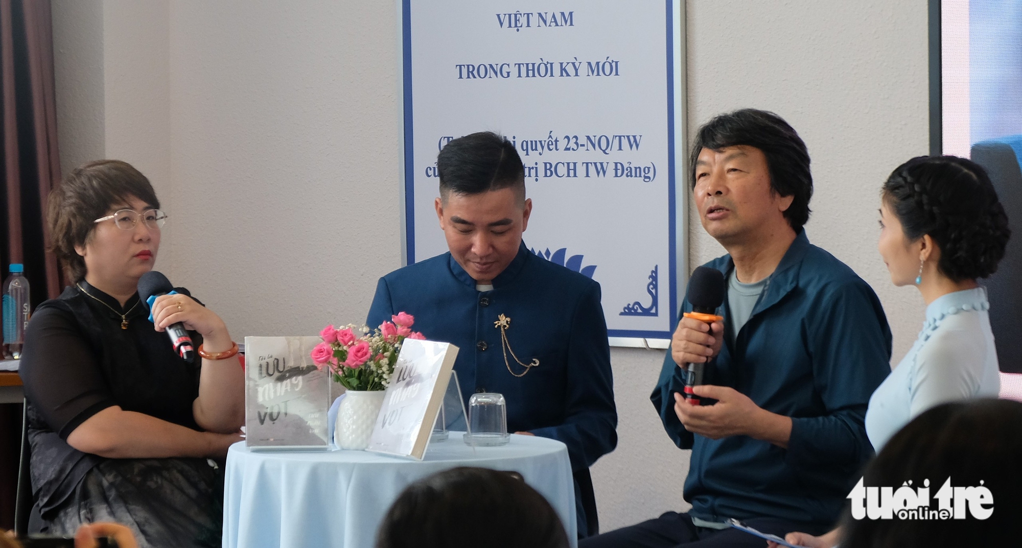 Nhà văn Trung Quốc Lưu Chấn Vân không muốn đến mà muốn về Việt Nam - Ảnh 2. Lưu Chấn Vân - Ảnh 2.