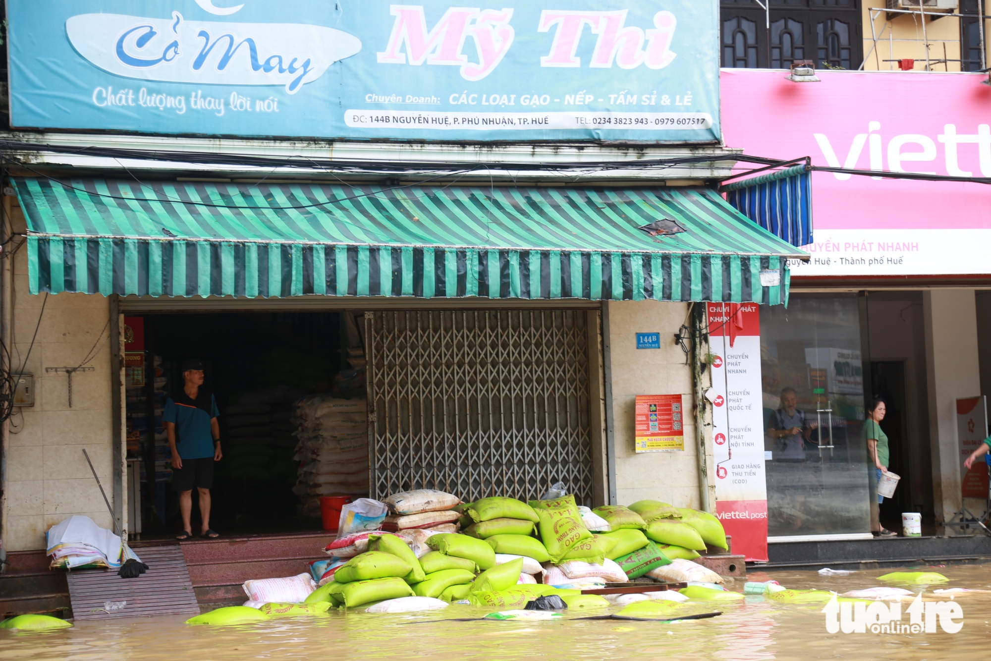 Hộ kinh doanh ở Huế thẫn thờ nhìn hàng hóa thiệt hại sau lũ - Ảnh 1.