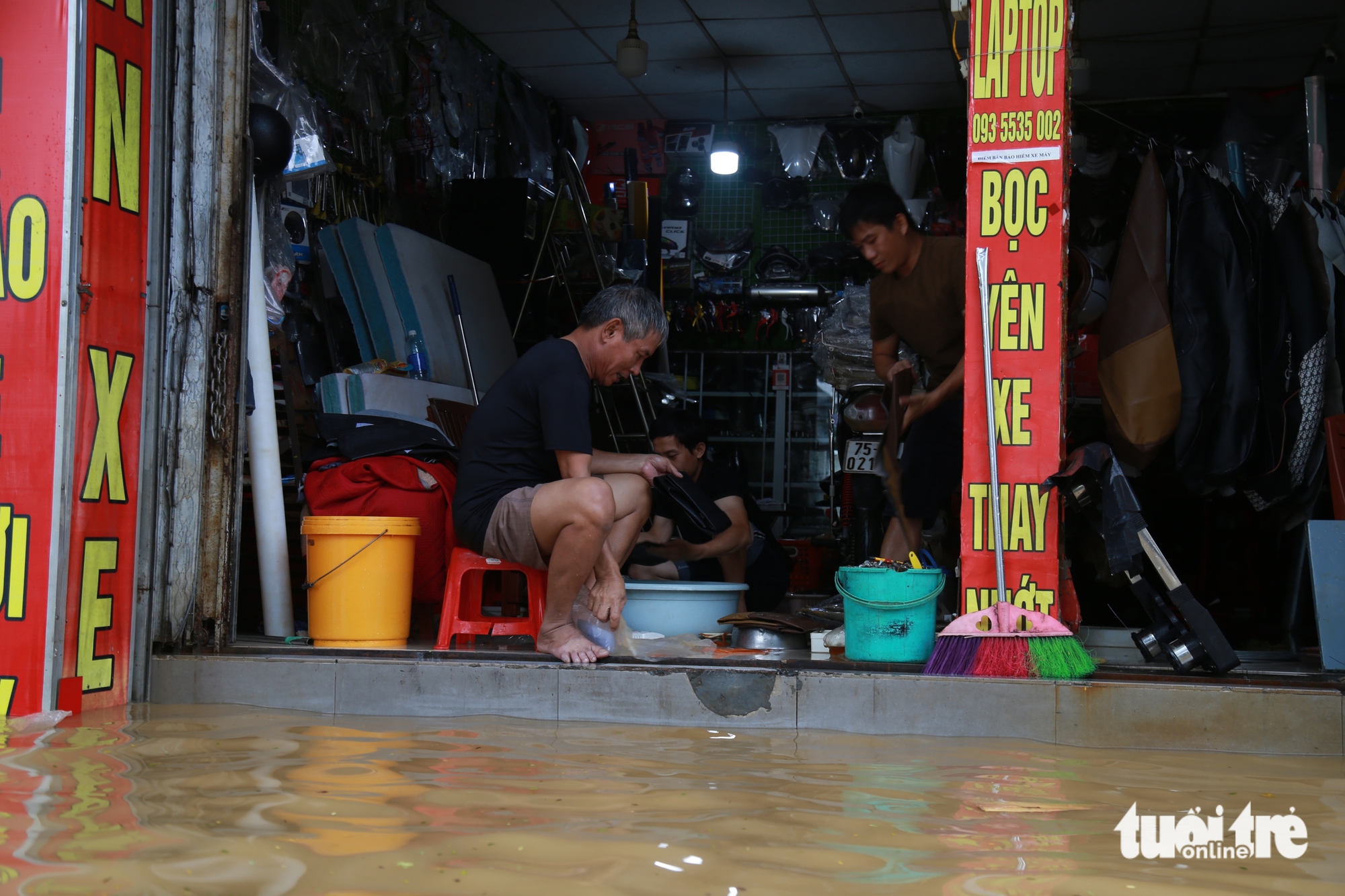 Hộ kinh doanh ở Huế thẫn thờ nhìn hàng hóa thiệt hại sau lũ - Ảnh 5.