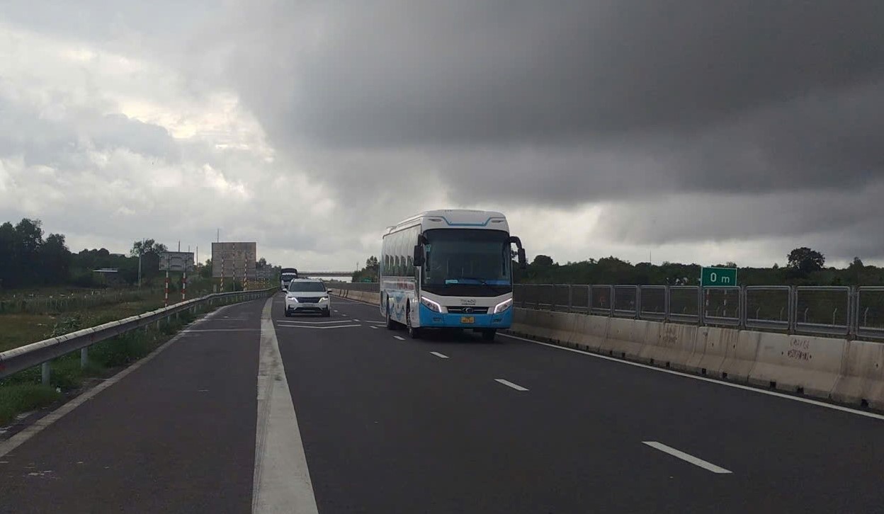 Cao tốc Vĩnh Hảo - Phan Thiết đã thông đường sau khi nước rút - Ảnh 1.