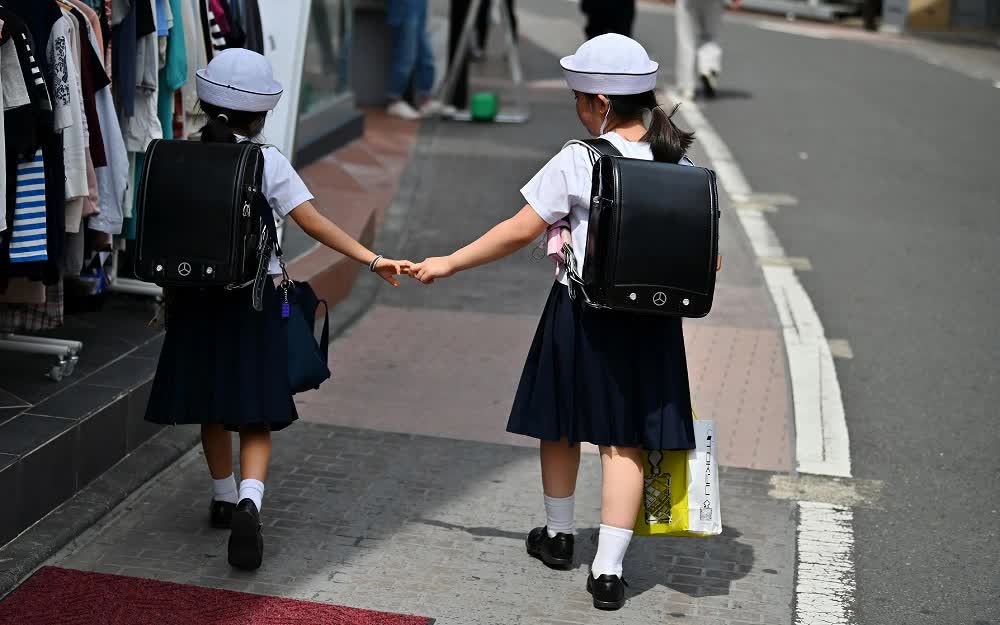 School admission costs for children increase in Japan - Ảnh 2.