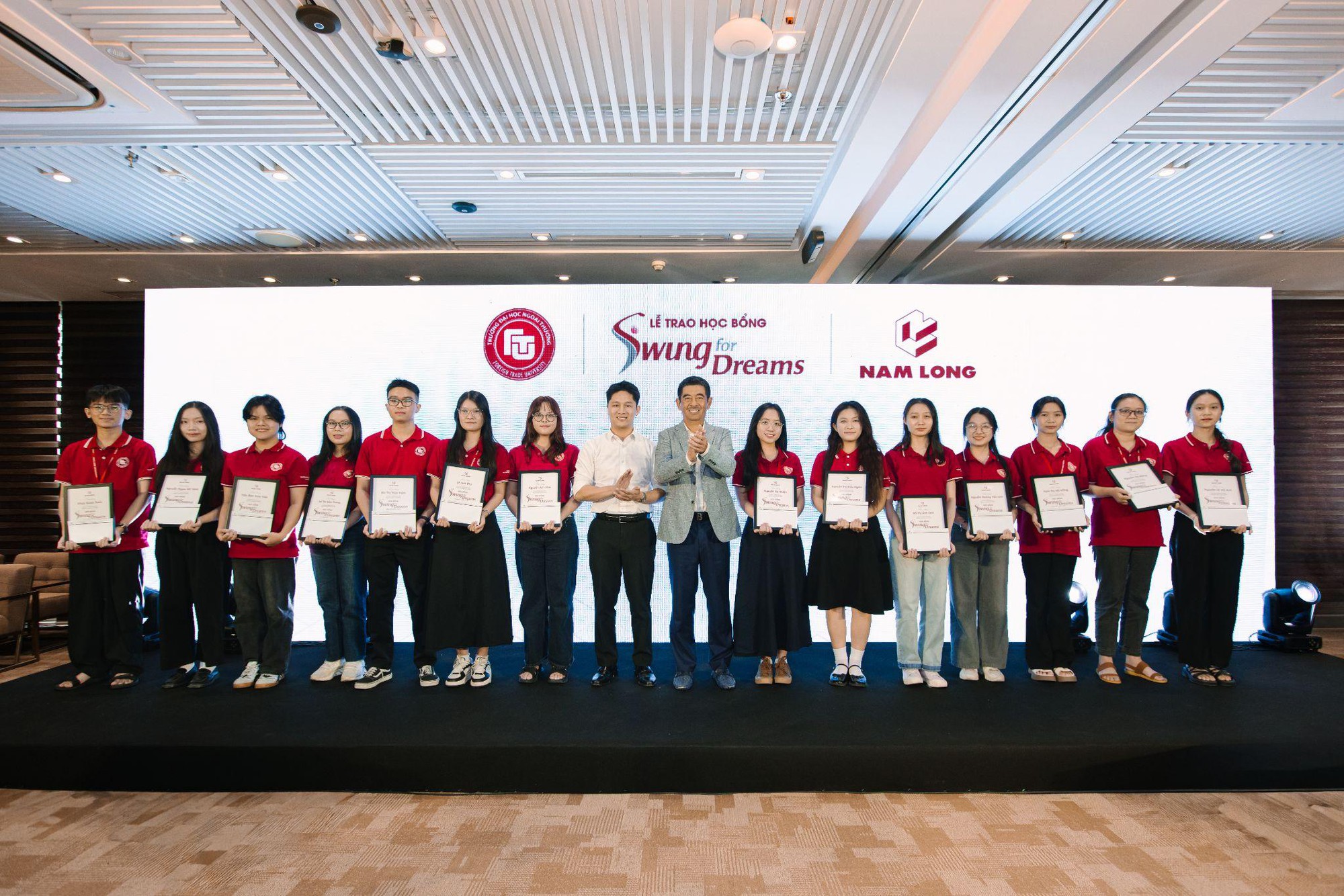 Nam Long trao 84 suất học bổng ‘Swing for Dreams’ với tổng giá trị 840 triệu đồng cho sinh viên - Ảnh 1.