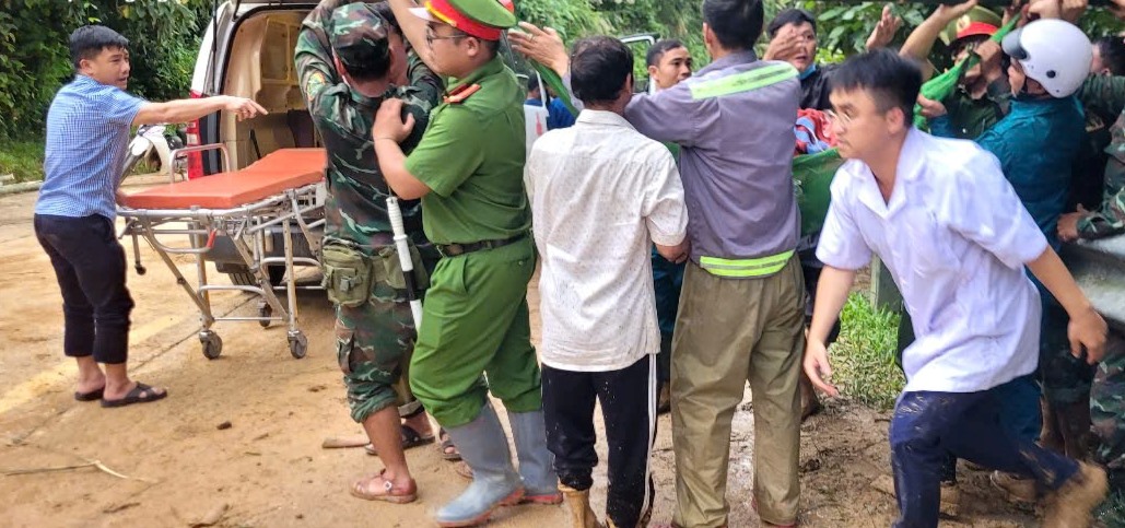 Nghẹt thở cuộc băng rừng, vượt sạt lở đưa sản phụ bị tiền sản giật đi mổ cấp cứu - Ảnh 4.