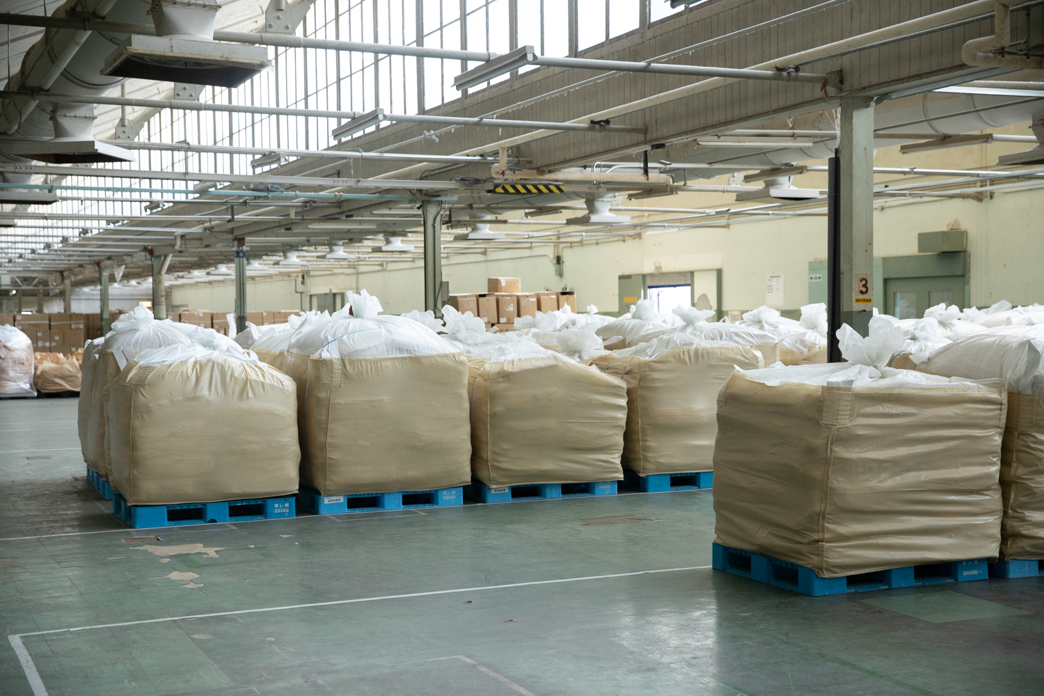 Cận cảnh quy trình 'hồi sinh' hàng triệu áo lông vũ cũ tại nhà máy tái chế ở Nhật Bản - Ảnh 9.