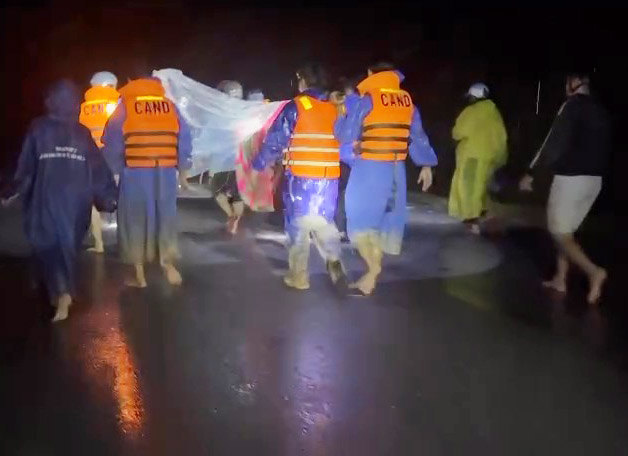 Xuyên đêm vượt 20km khiêng 3 người bị thương do sạt lở đất đi cấp cứu - Ảnh 1.