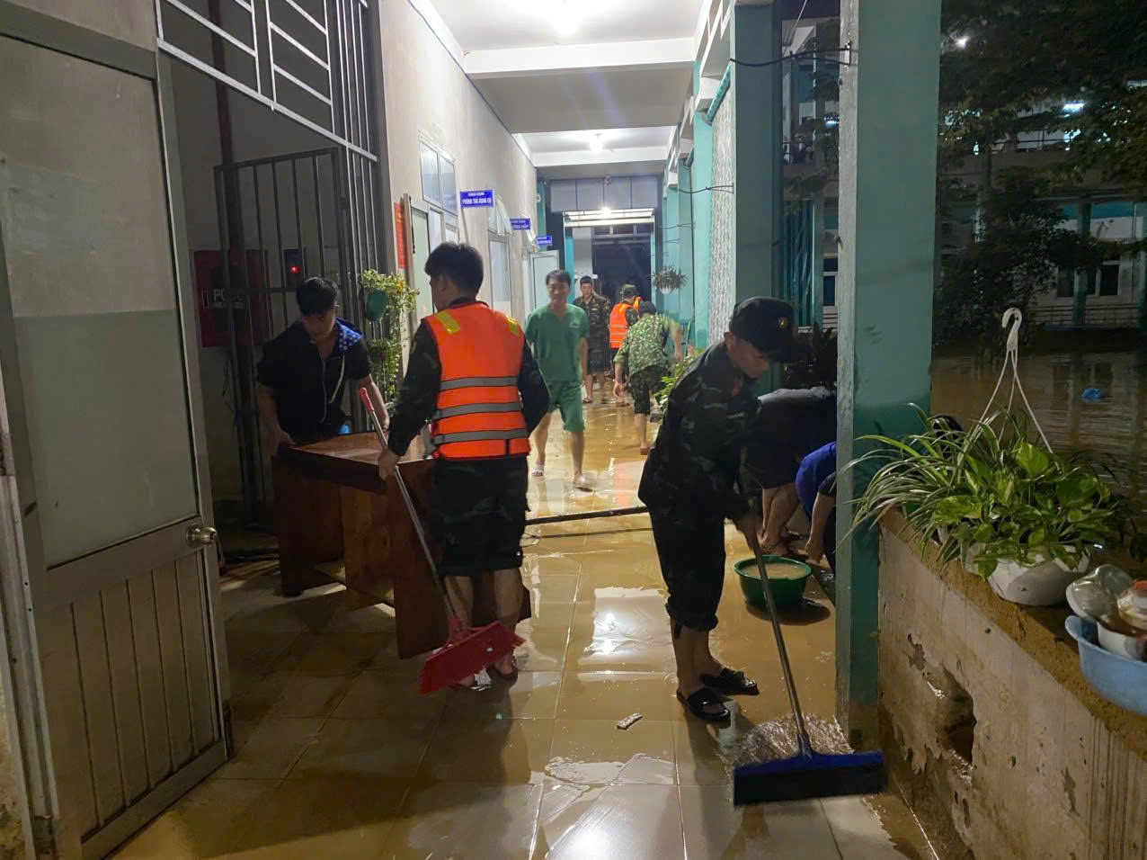 Bộ đội được lệnh hành quân trong đêm đến hai bệnh viện lớn tại Đà Nẵng dọn bùn đất - Ảnh 4.