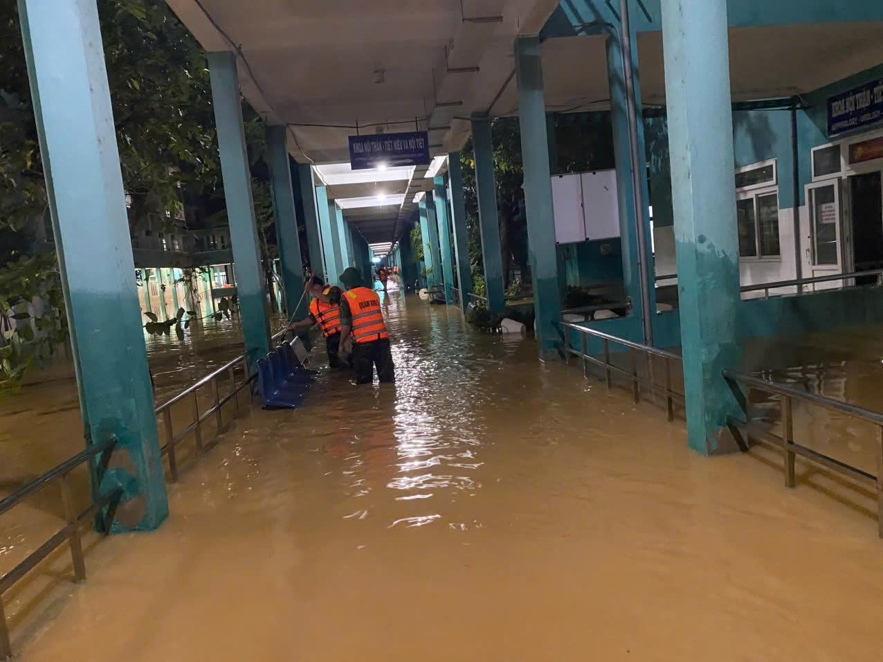 Bộ đội được lệnh hành quân trong đêm đến hai bệnh viện lớn tại Đà Nẵng dọn bùn đất - Ảnh 7.