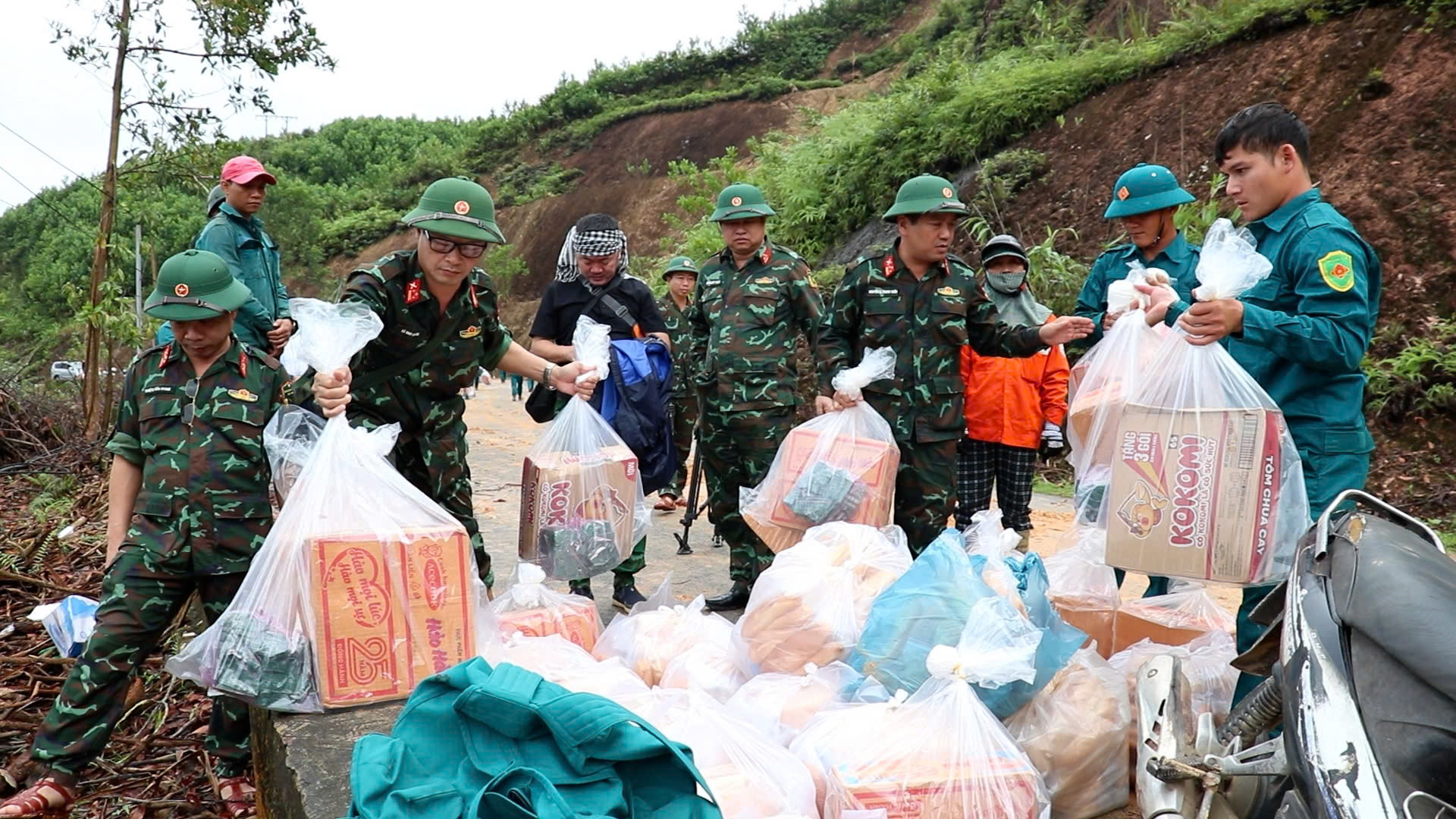 Thủ tướng yêu cầu xuất cấp gạo, hỗ trợ lương khô, thuốc men cho vùng lũ miền Trung - Ảnh 1.