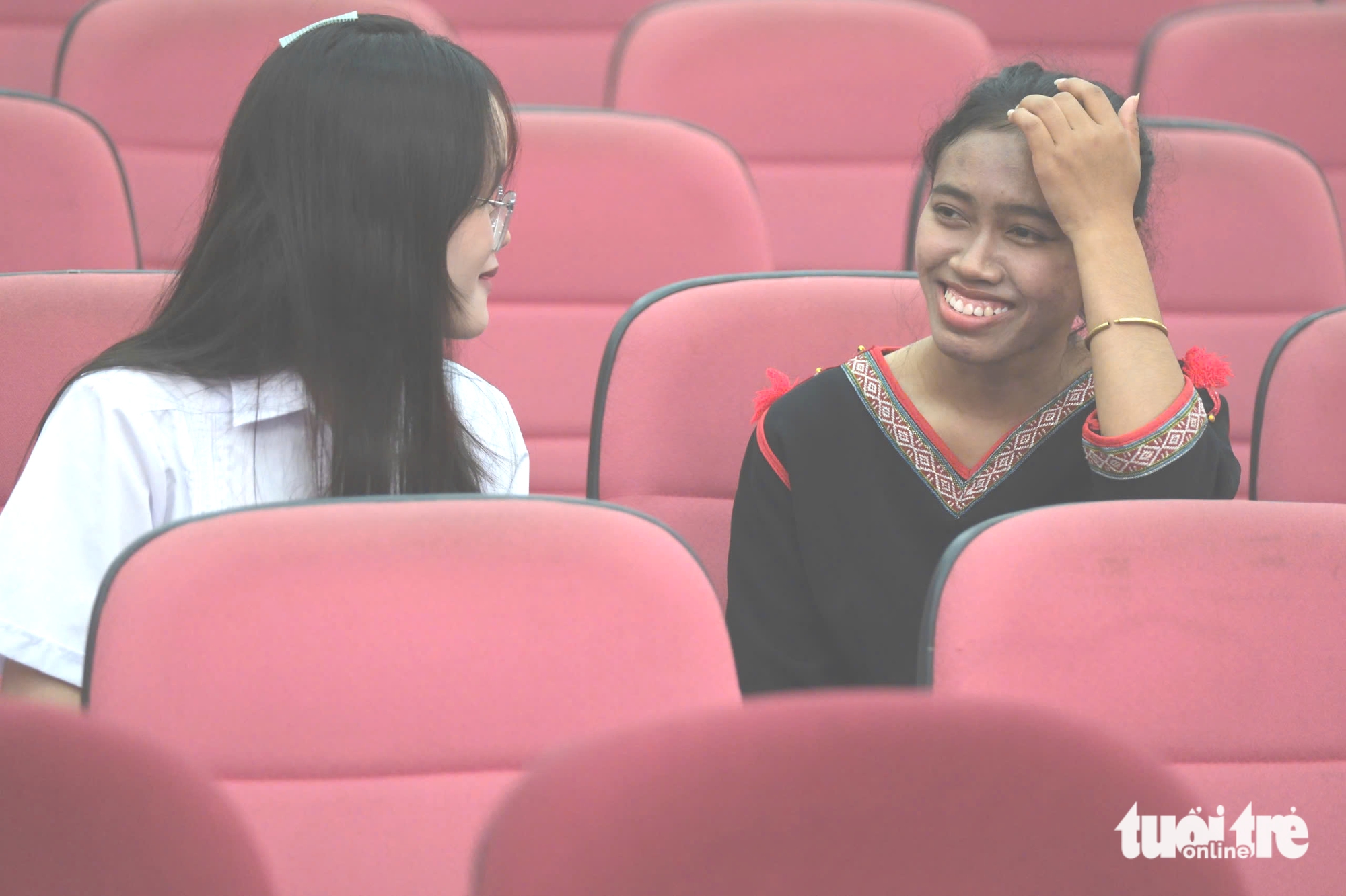 Đi nhận học bổng mà sợ...lừa đảo, hẹn nhau đi chung xe về Buôn Mê: Quen thêm bạn vui quá! - Ảnh 3. Tiếp sức đến trường - Ảnh 9.