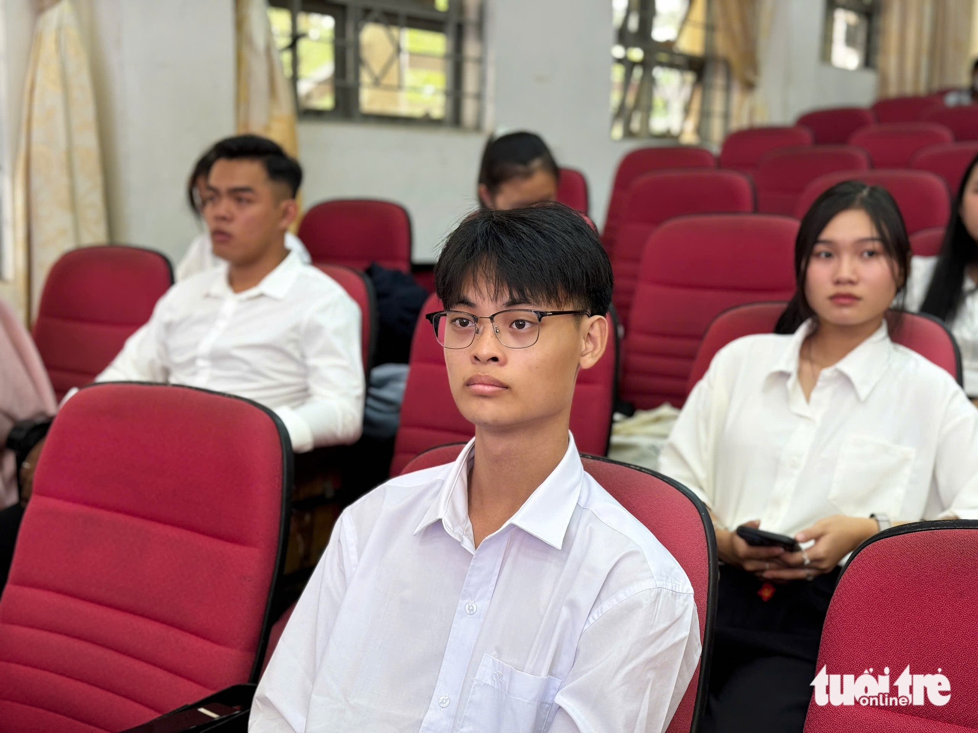 Đi nhận học bổng mà sợ...lừa đảo, hẹn nhau đi chung xe về Buôn Mê cho chắc ăn: Đường đi vui quá! - Ảnh 2. Tiếp sức đến trường - Ảnh 3.