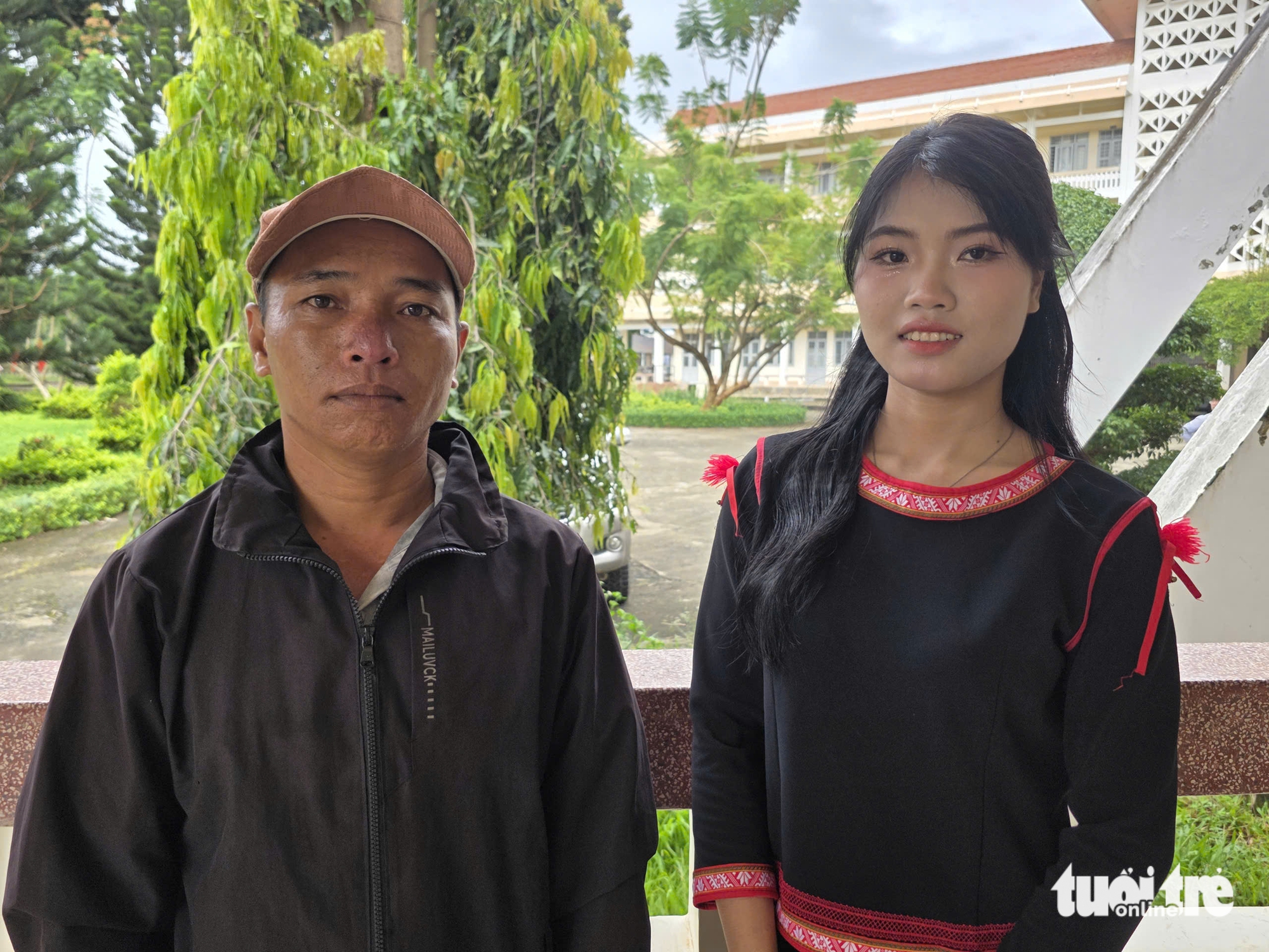 Tân sinh viên Sư phạm kỹ thuật chưa từng thấy cha, làm thêm 3 việc: Học bổng làm tôi thấy hạnh phúc - Ảnh 3. Tiếp sức đến trường - Ảnh 4.