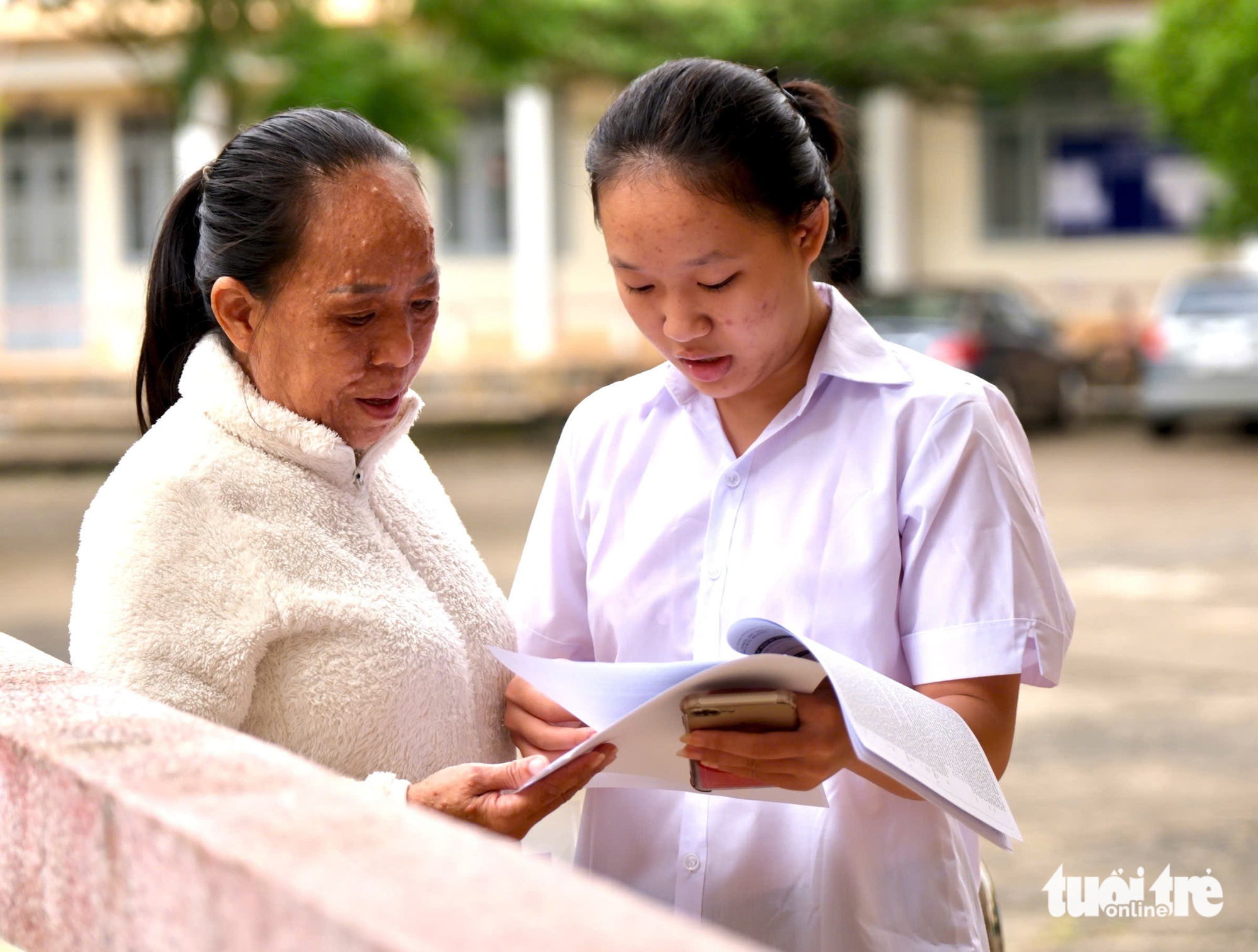 Chở con đến trễ, người cha 1 mình nuôi 4 con lo lắng lắm: Con được học bổng, tôi làm mướn không uổng - Ảnh 5. Tiếp sức đến trường - Ảnh 7.