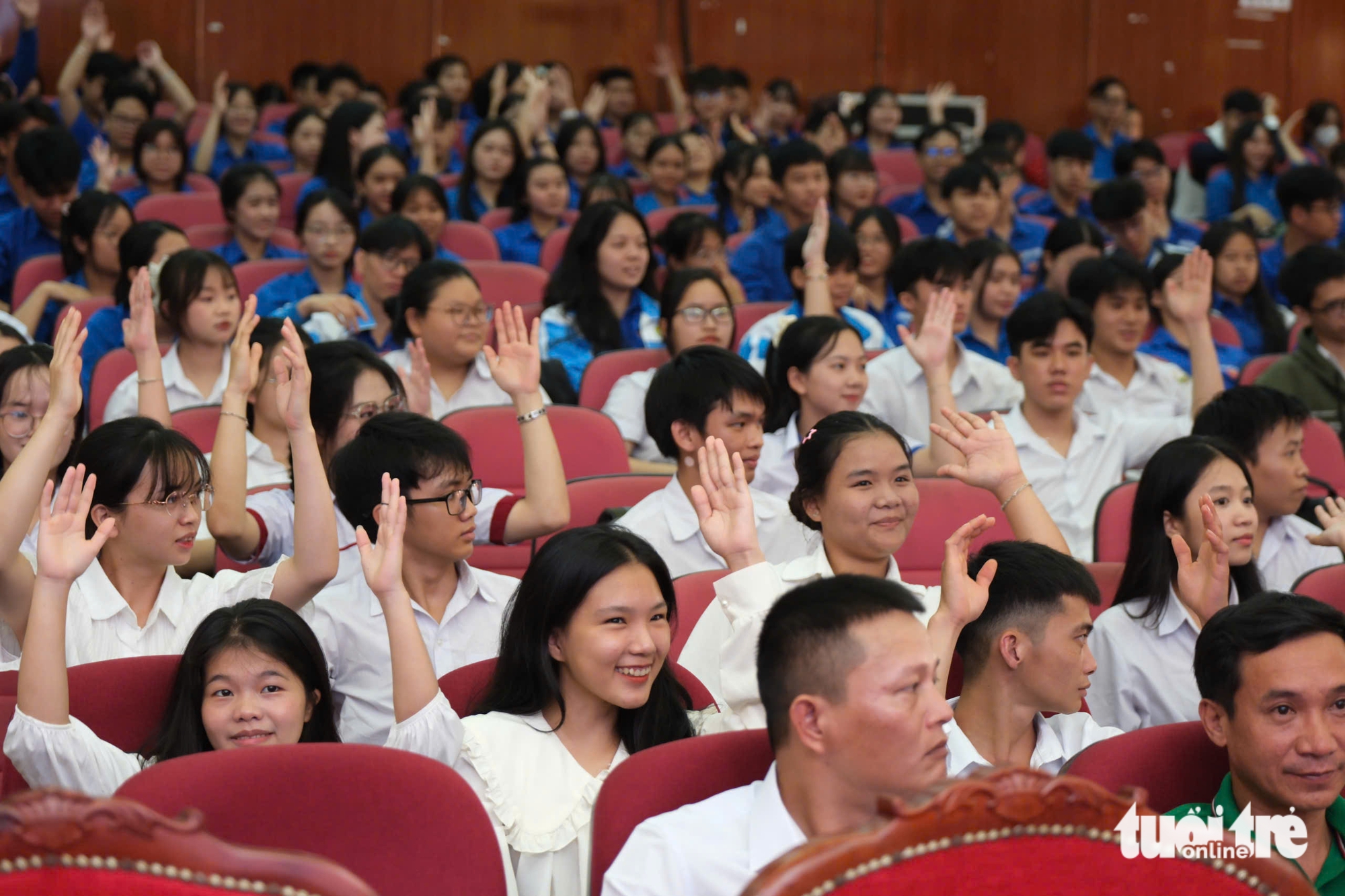 Chở con đến trễ, người cha 1 mình nuôi 4 con lo lắng lắm: Con được học bổng, tôi làm mướn không uổng - Ảnh 1. Tiếp sức đến trường - Ảnh 1.