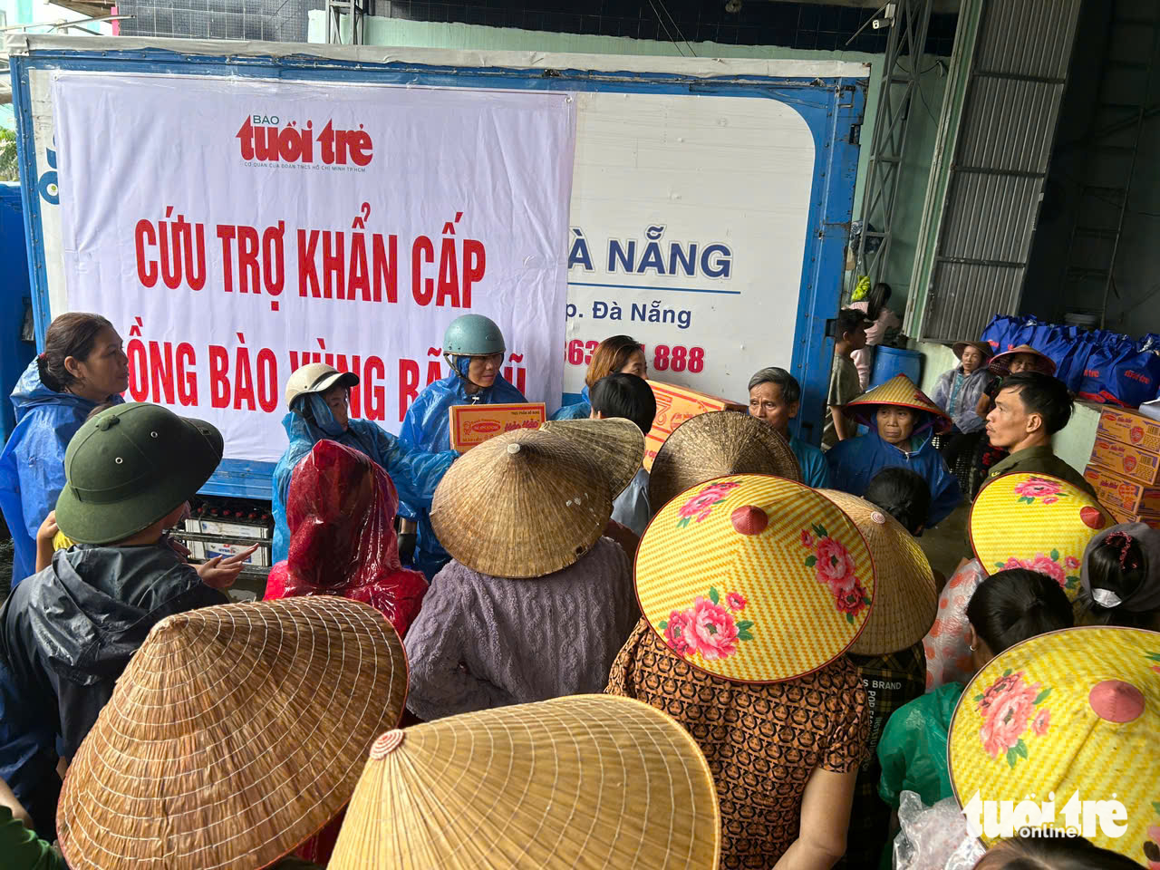 Vượt sạt lở, báo Tuổi Trẻ cứu trợ vùng rốn lũ ở thượng nguồn Thu Bồn - Ảnh 1.