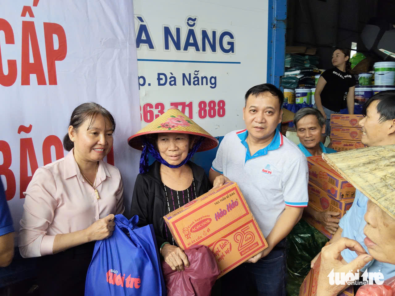 Vượt sạt lở, báo Tuổi Trẻ cứu trợ vùng rốn lũ ở thượng nguồn Thu Bồn - Ảnh 4.