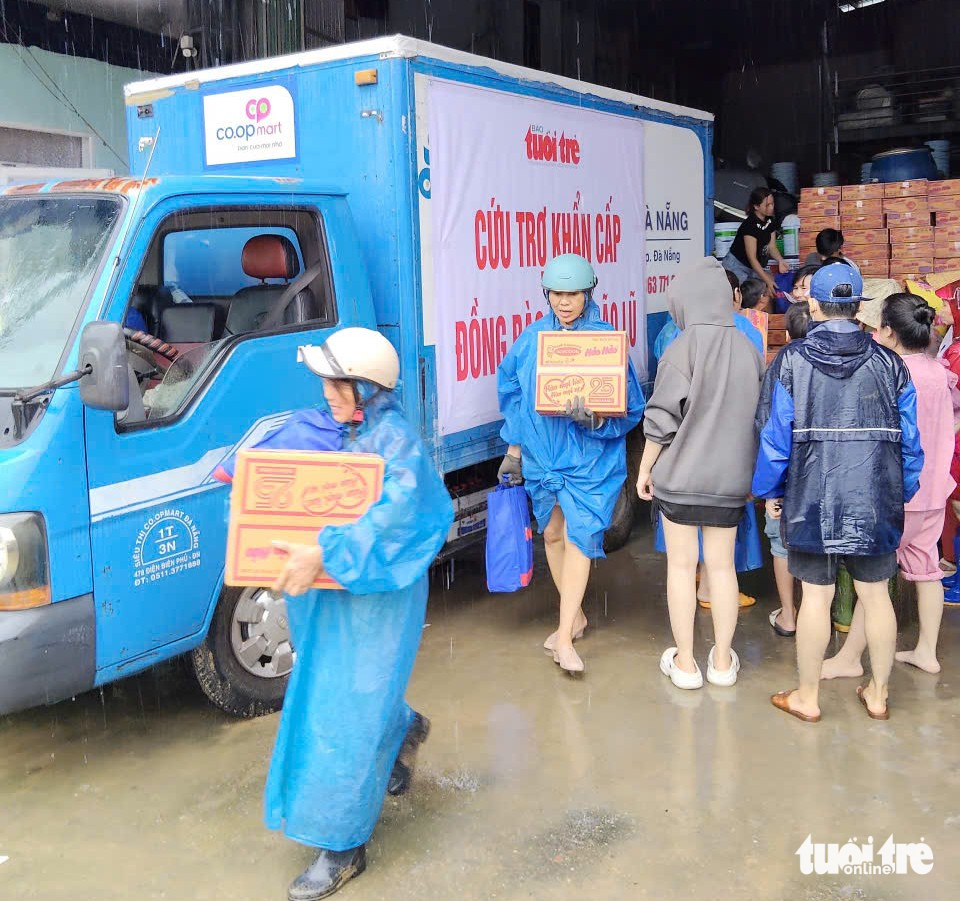 Vượt sạt lở, báo Tuổi Trẻ cứu trợ vùng rốn lũ ở thượng nguồn Thu Bồn - Ảnh 6.