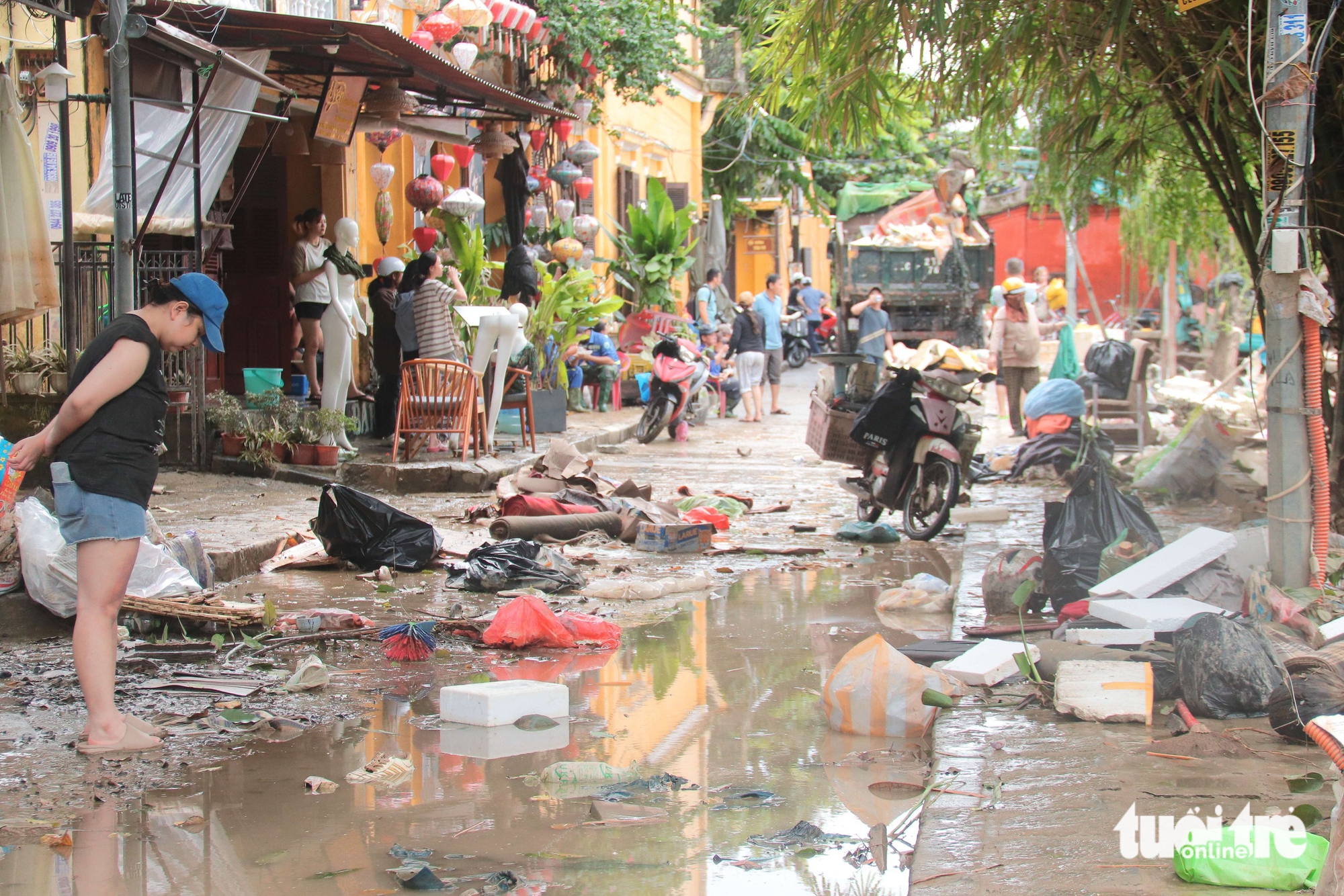 Tiểu thương kinh doanh trong phố cổ Hội An thiệt hại nặng sau lũ lịch sử - Ảnh 1.