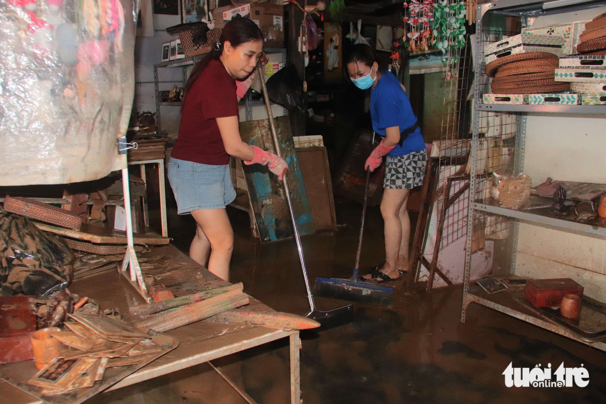 Tiểu thương kinh doanh trong phố cổ Hội An thiệt hại nặng sau lũ lịch sử - Ảnh 6.