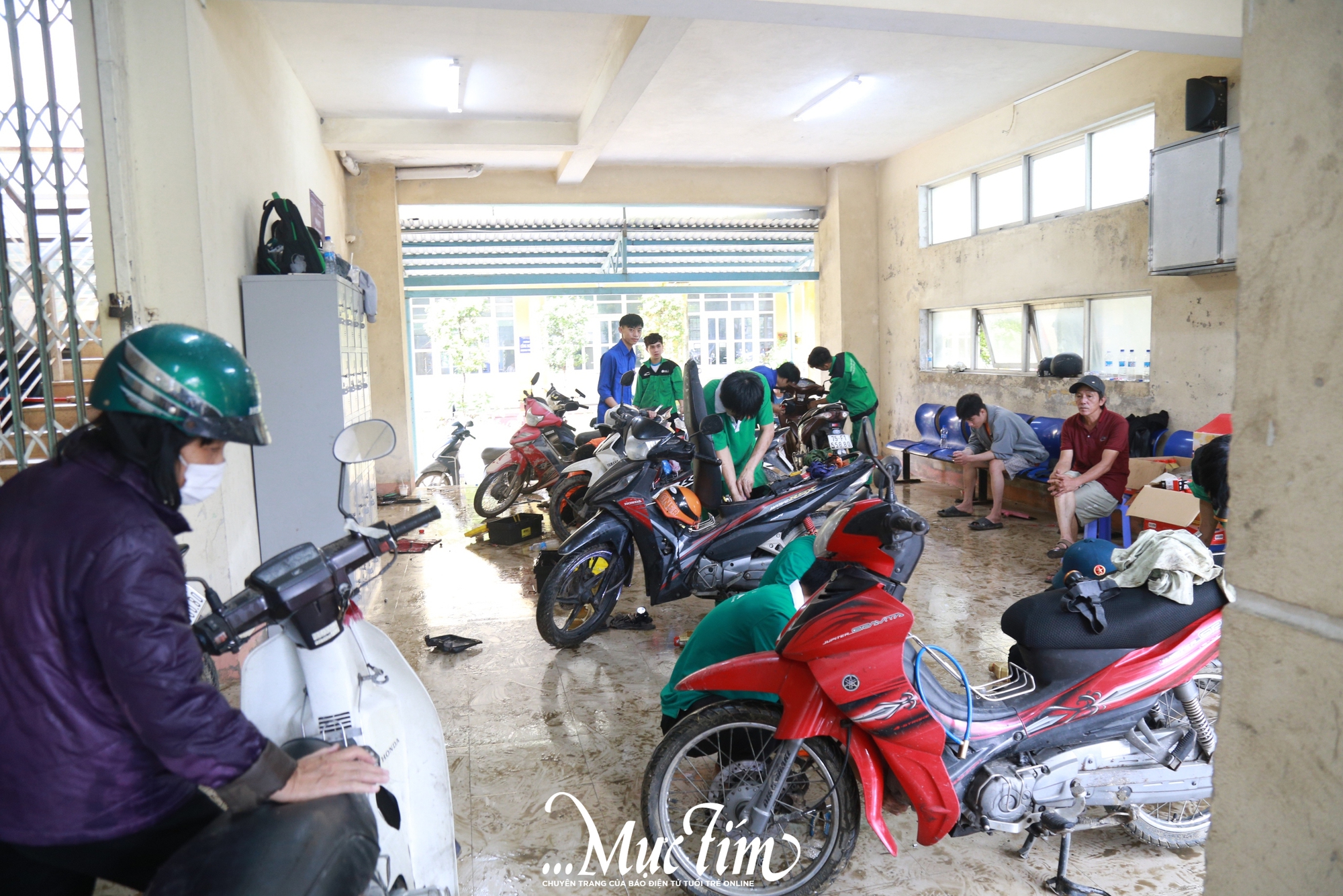 Bạn trẻ ngày đêm giúp sửa xe máy miễn phí cho bà con vùng lũ Huế- Ảnh 1.
