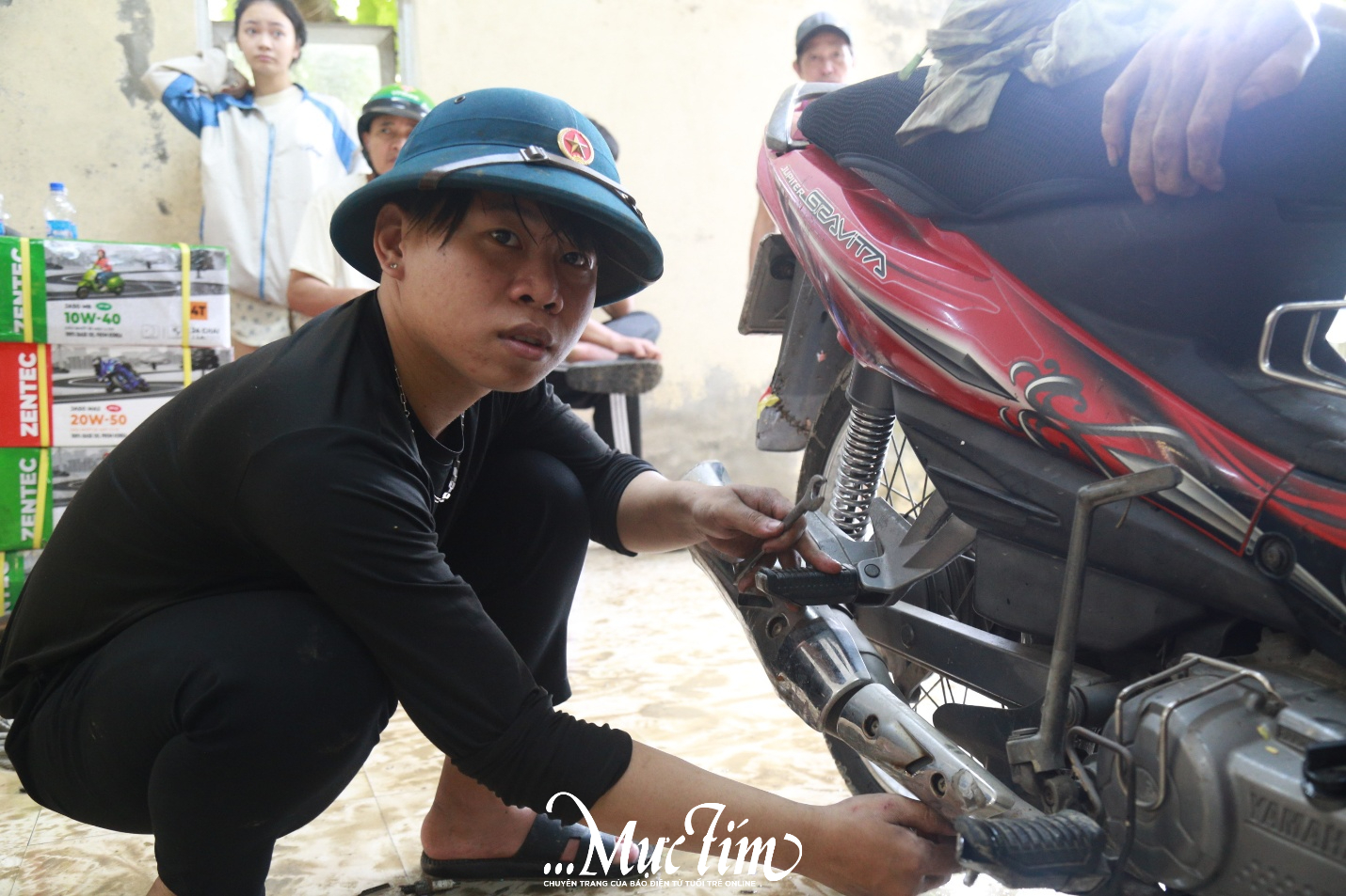Bạn trẻ ngày đêm giúp sửa xe máy miễn phí cho bà con vùng lũ Huế- Ảnh 3.