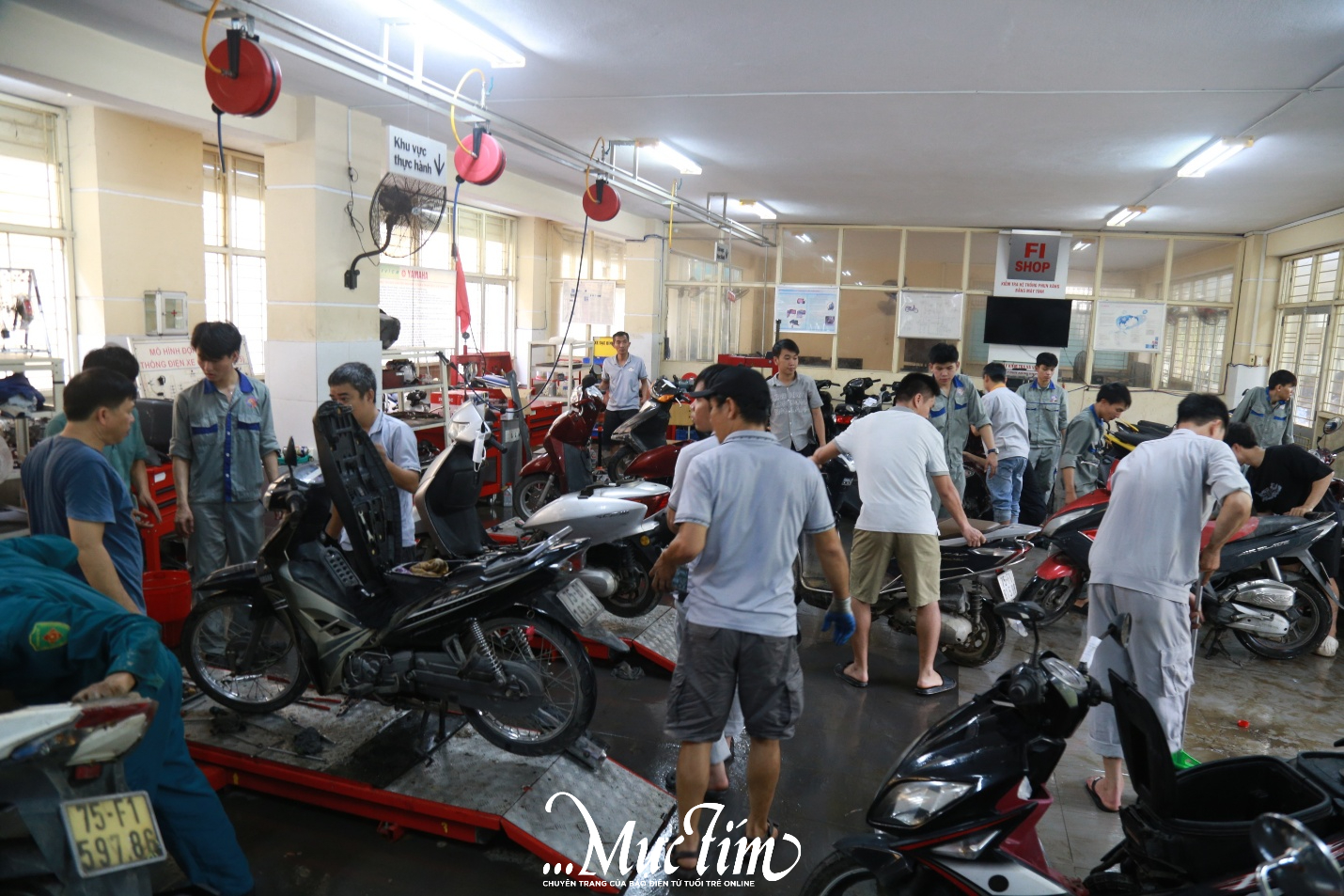 Bạn trẻ ngày đêm giúp sửa xe máy miễn phí cho bà con vùng lũ Huế- Ảnh 4.