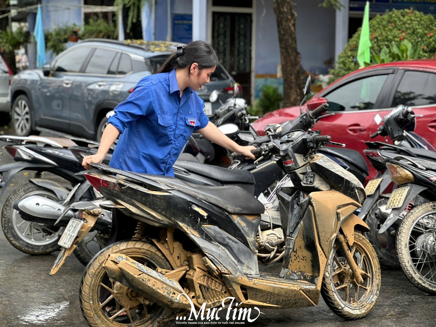 Bạn trẻ ngày đêm giúp sửa xe máy miễn phí cho bà con vùng lũ Huế- Ảnh 5.