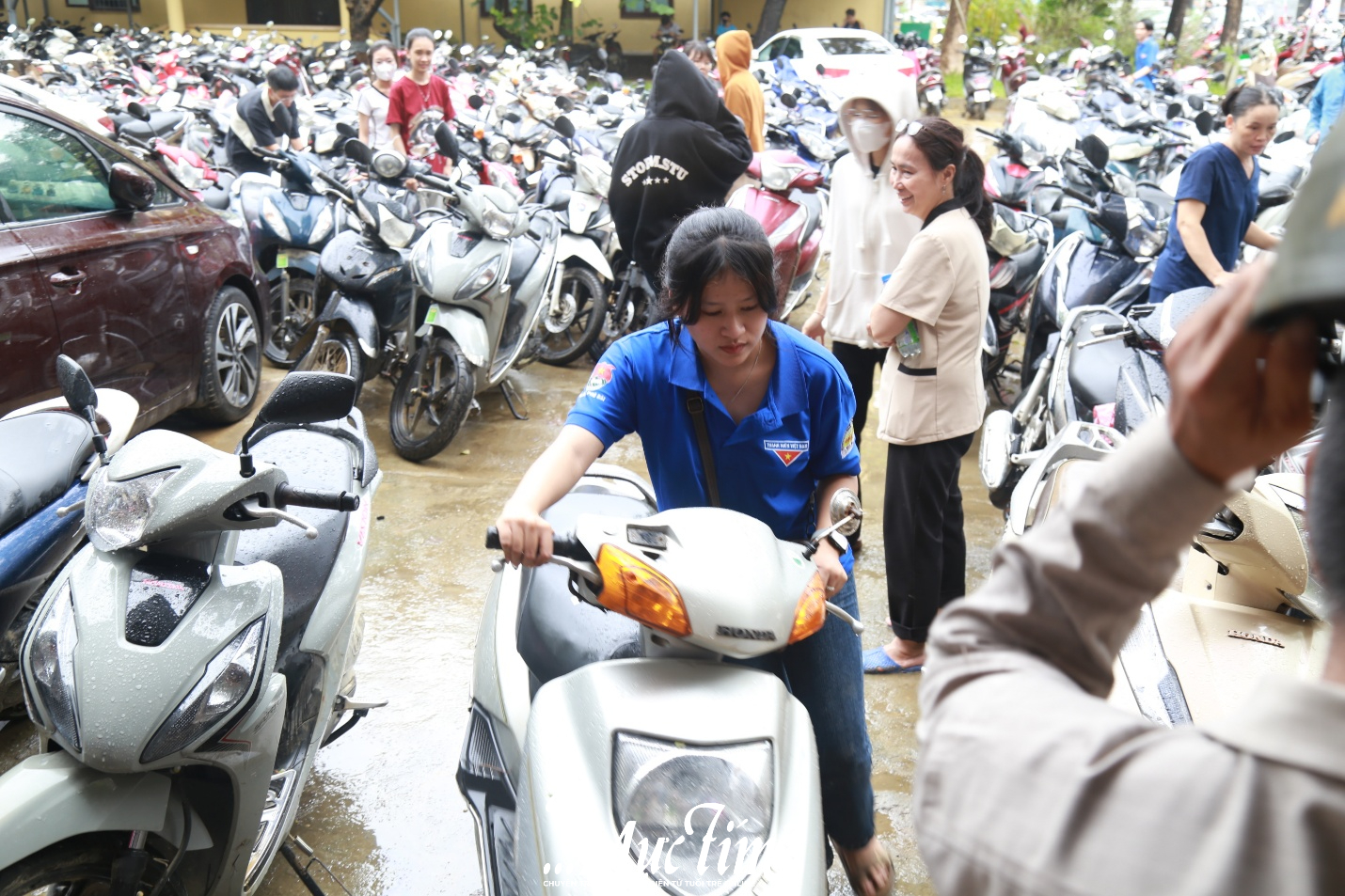 Bạn trẻ ngày đêm giúp sửa xe máy miễn phí cho bà con vùng lũ Huế- Ảnh 6.