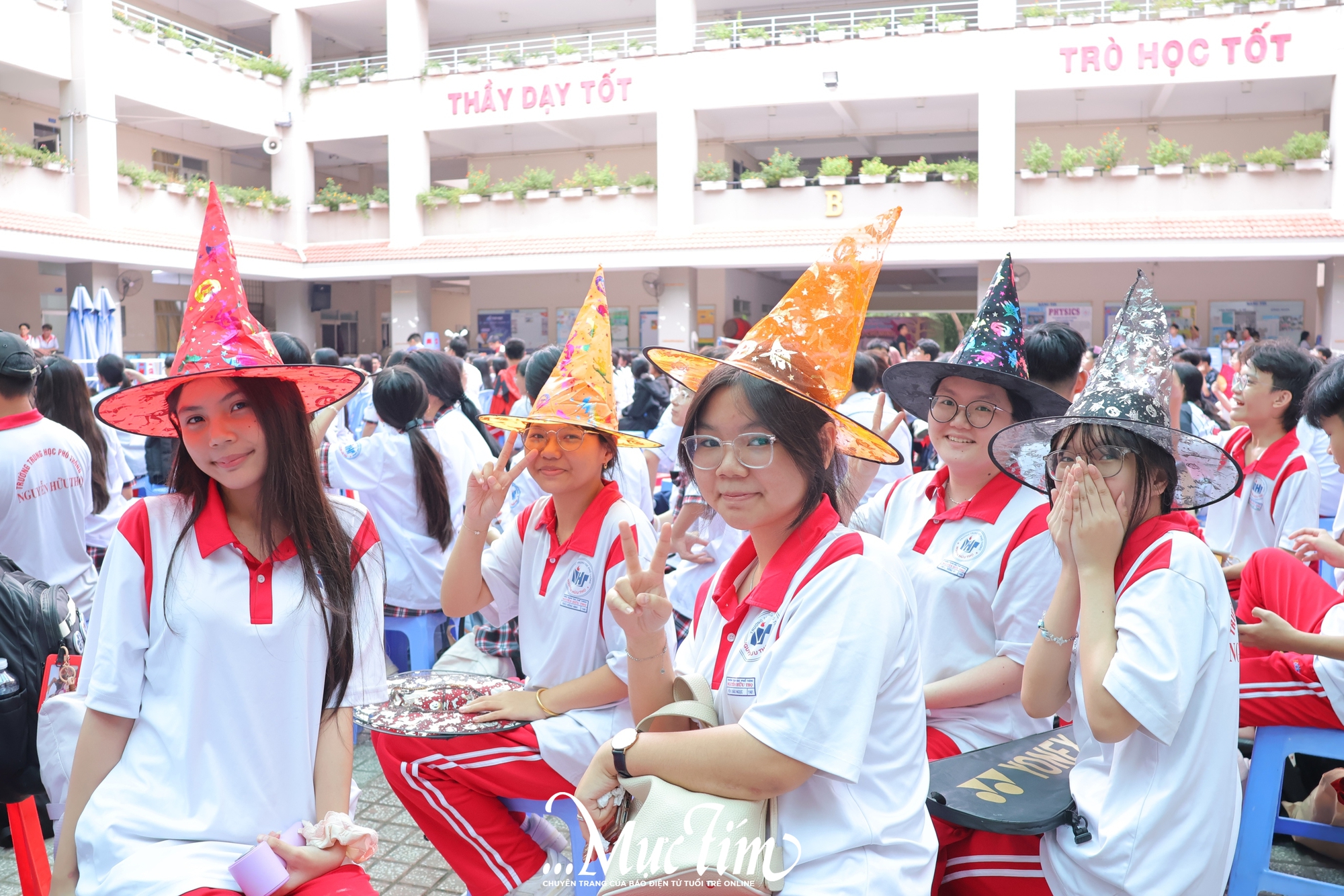 Đêm Halloween độc đáo của học trò Trường THPT Nguyễn Hữu Thọ- Ảnh 1.