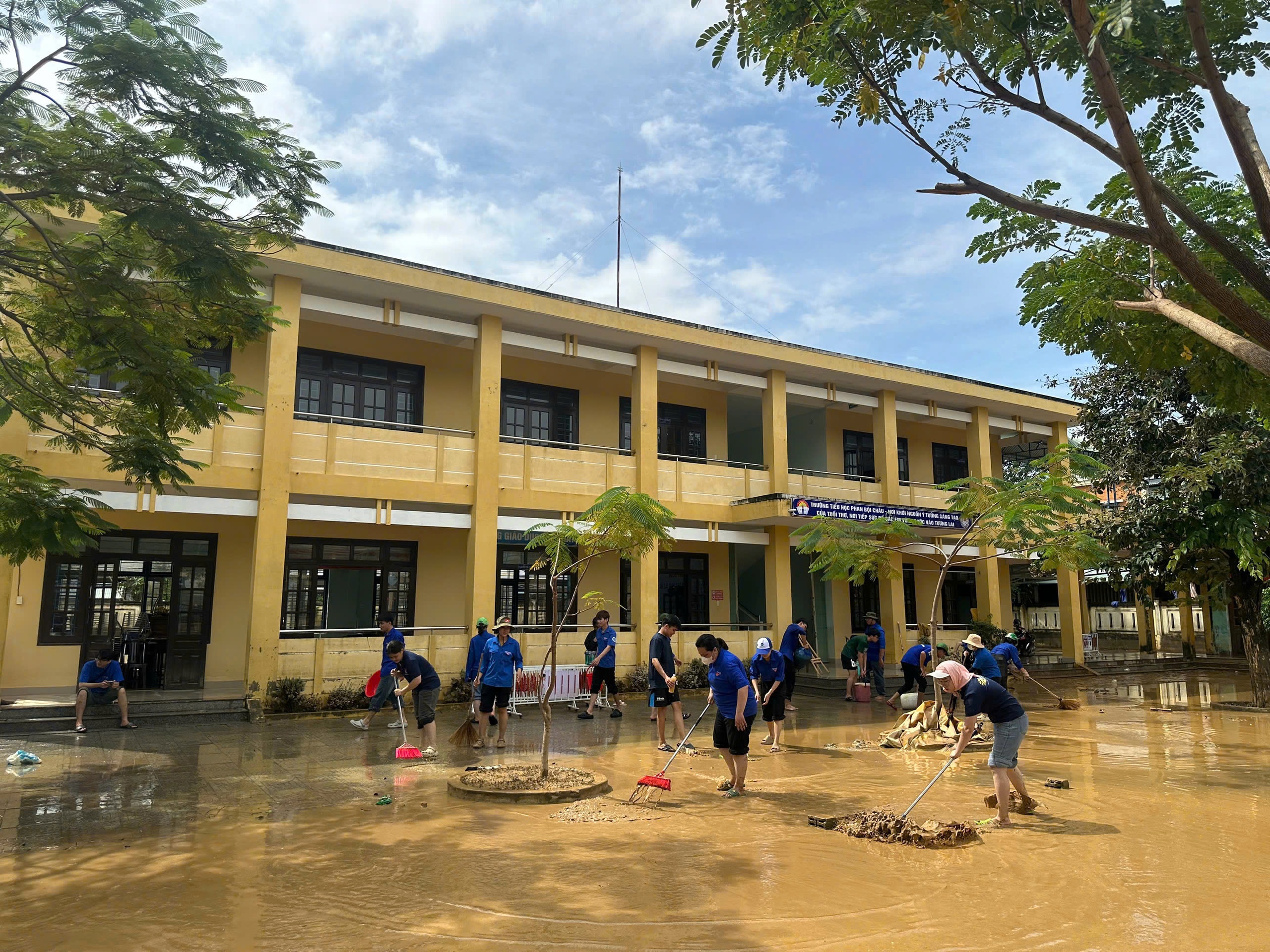 Hơn 1.500 thanh niên Đà Nẵng cùng người dân khắc phục hậu quả sau lũ - Ảnh 1.