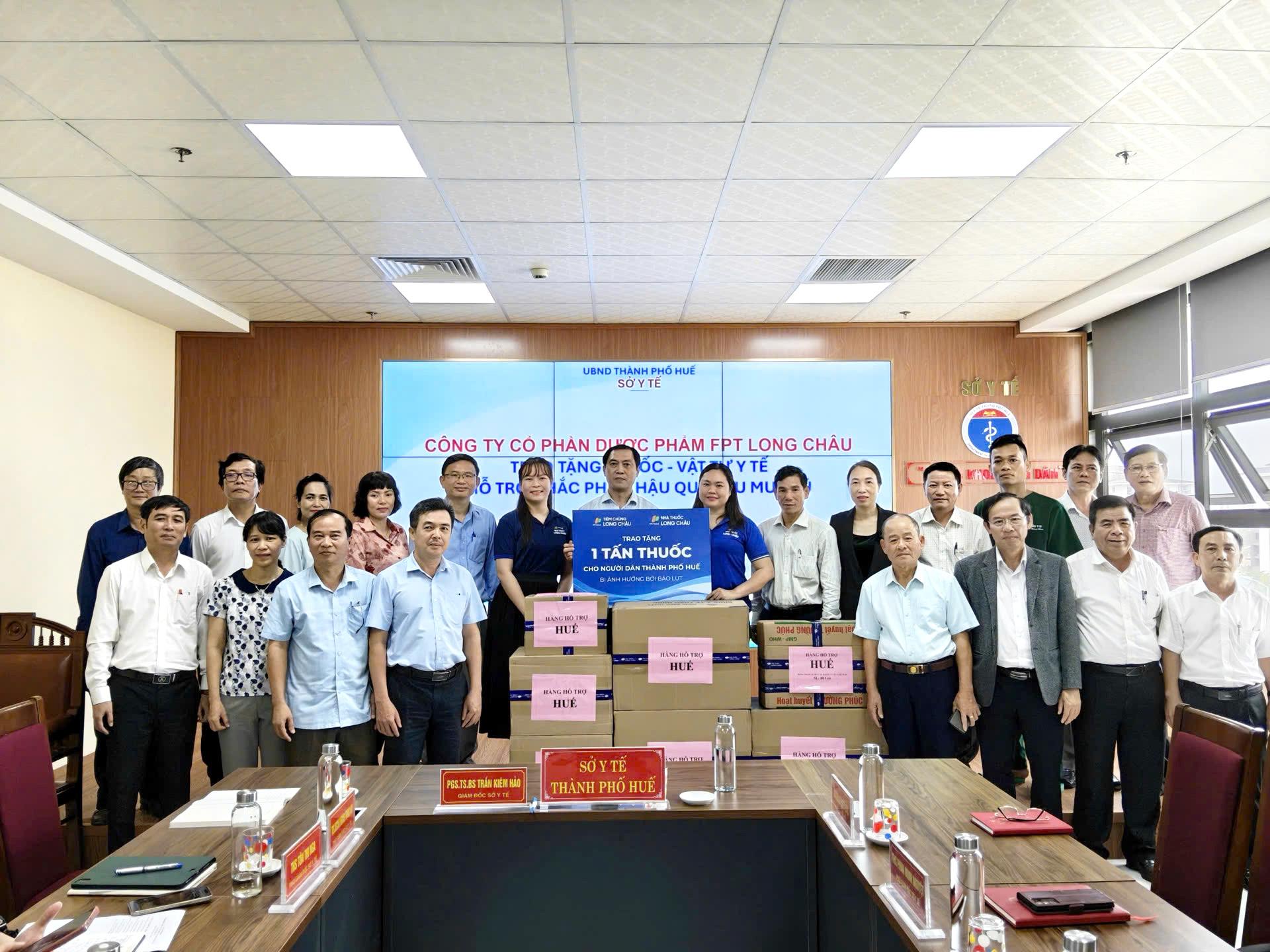 Long Châu kịp thời điều động 1 tấn thuốc và vật tư y tế hỗ trợ cho người dân Huế - Ảnh 1.