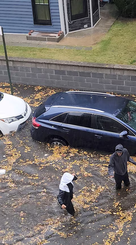 Heavy rains in New York kill 2, disrupt flights- Ảnh 3. Heavy rains in New York kill 2, disrupt flights- Ảnh 3.