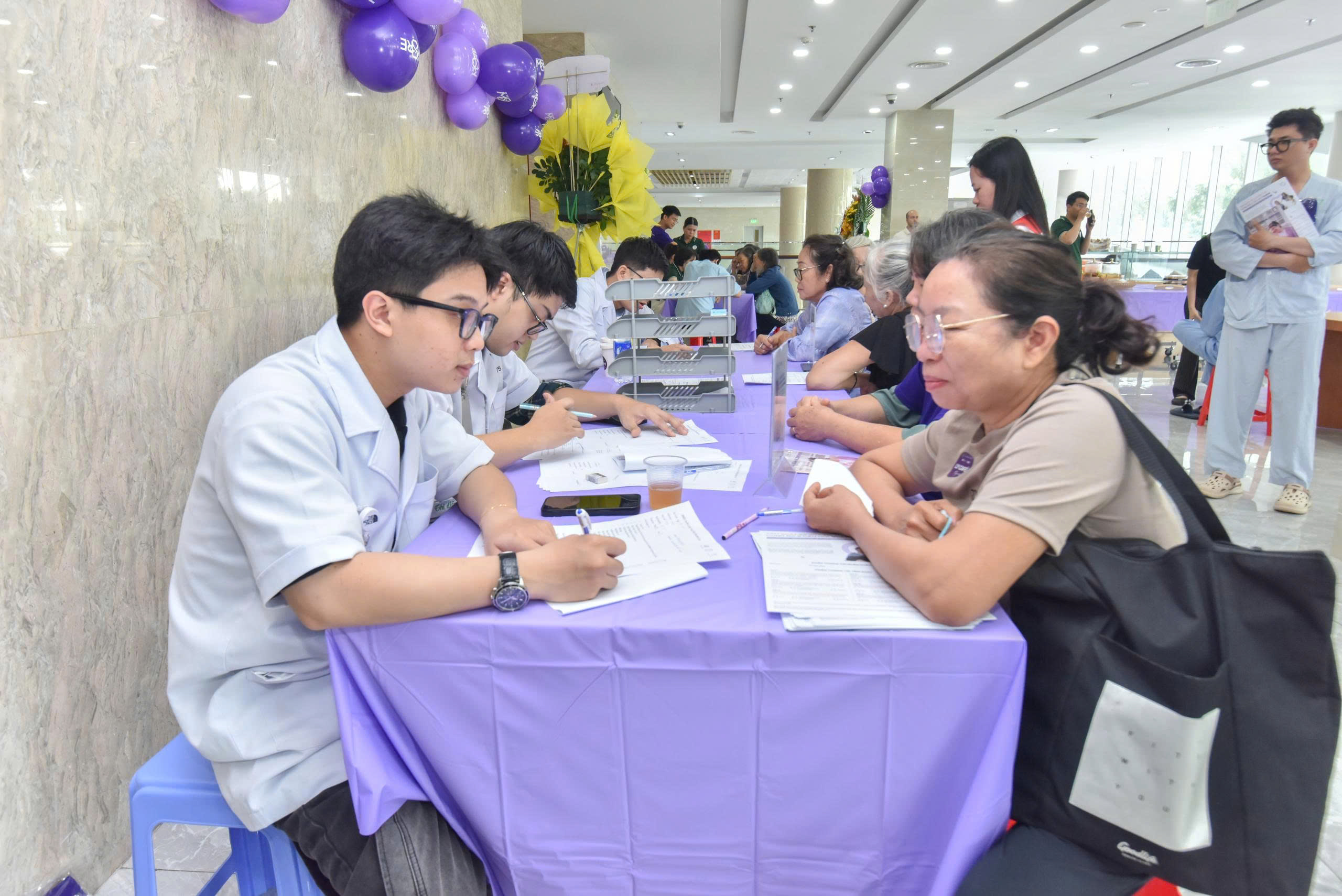 Khoảng 30.000 người cao tuổi ở TP.HCM có biểu hiện sa sút trí tuệ - Ảnh 1.