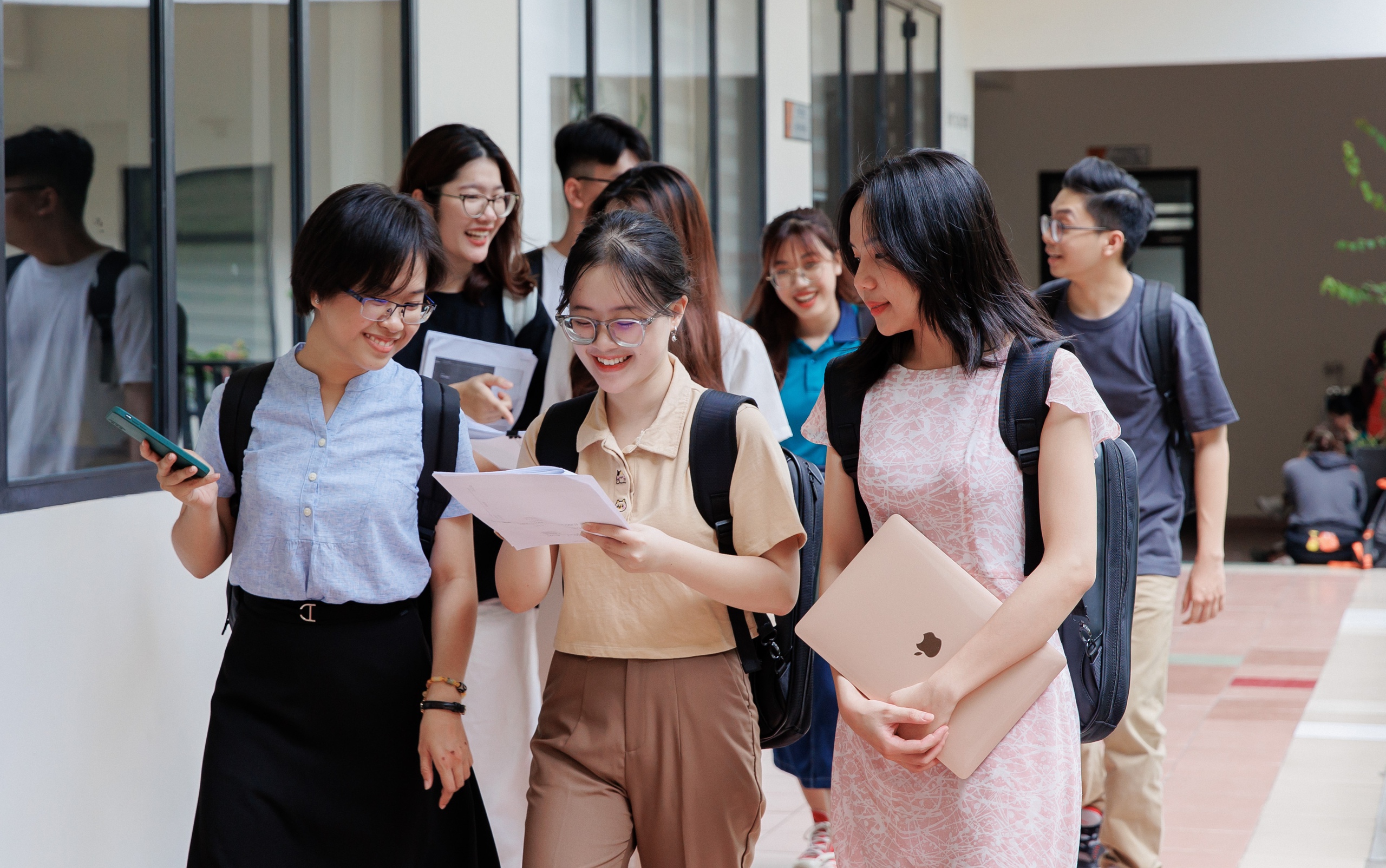 Đại học Kinh tế TP.HCM công bố gói hỗ trợ 7 tỉ đồng cho sinh viên bị ảnh hưởng bão số 10 - Ảnh 1.