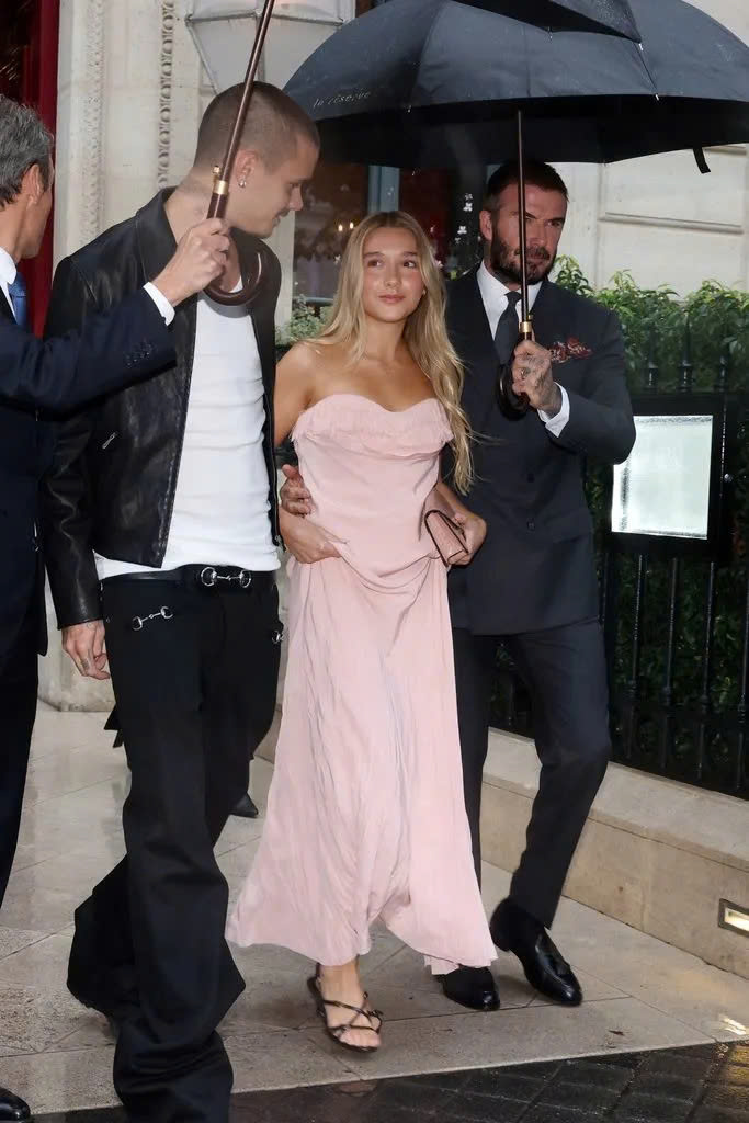 'Công chúa' nhà Beckham gây chú ý với diện mạo xinh đẹp tại Paris Fashion Week - Ảnh 4.