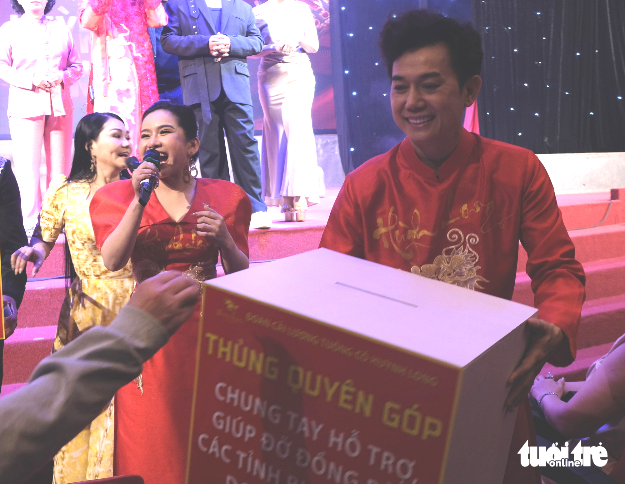 Binh Tinh ជួយកូនប្រុសរបស់វិចិត្រករ Chieu Hung ដែលជួបការលំបាក និងកំពុងបើកបរម៉ូតូឌុប - រូបថត ៥. Con trai nghệ sĩ Chiêu Hùng đang chạy Grab, Bình Tinh tặng cát sê, nhận về đoàn Huỳnh Long - Ảnh 5.