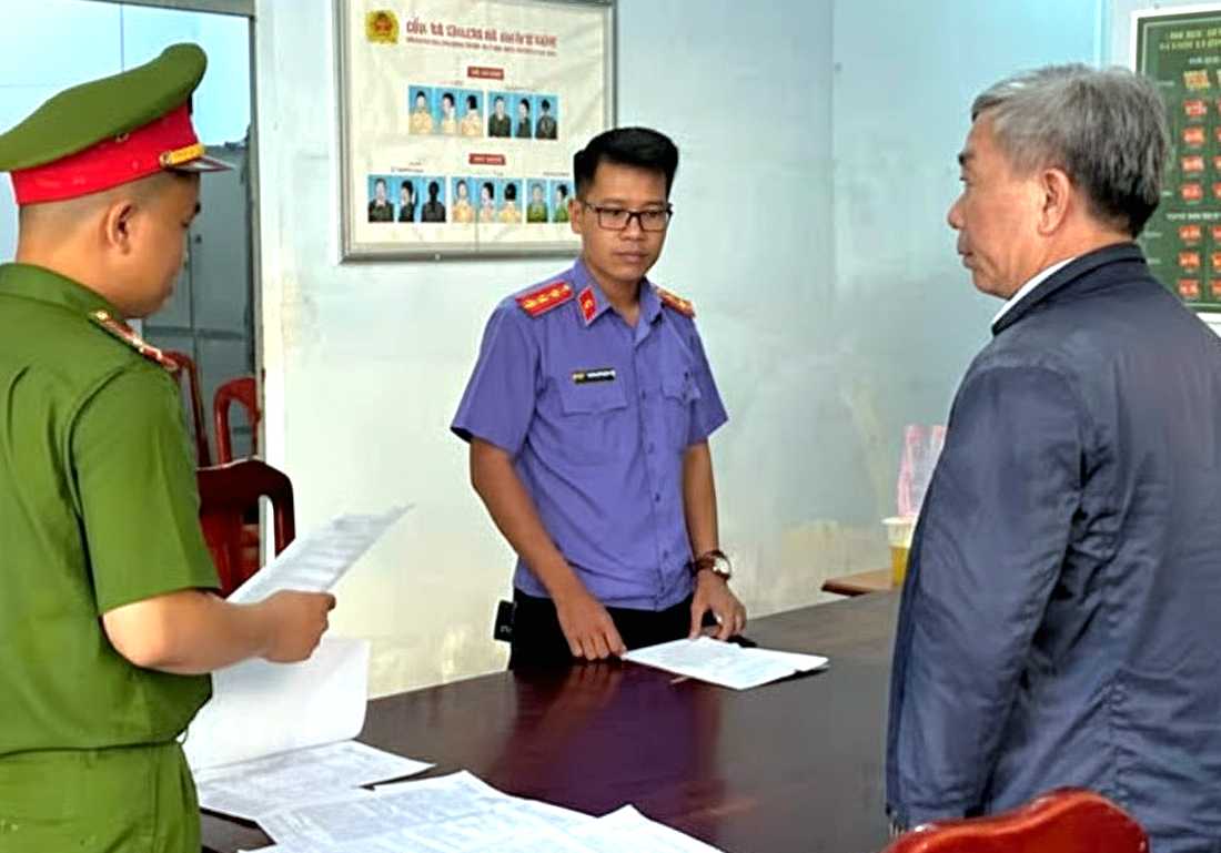 Cựu giám đốc Bệnh viện Đa khoa Bình Thuận bị khởi tố, bắt tạm giam - Ảnh 1.