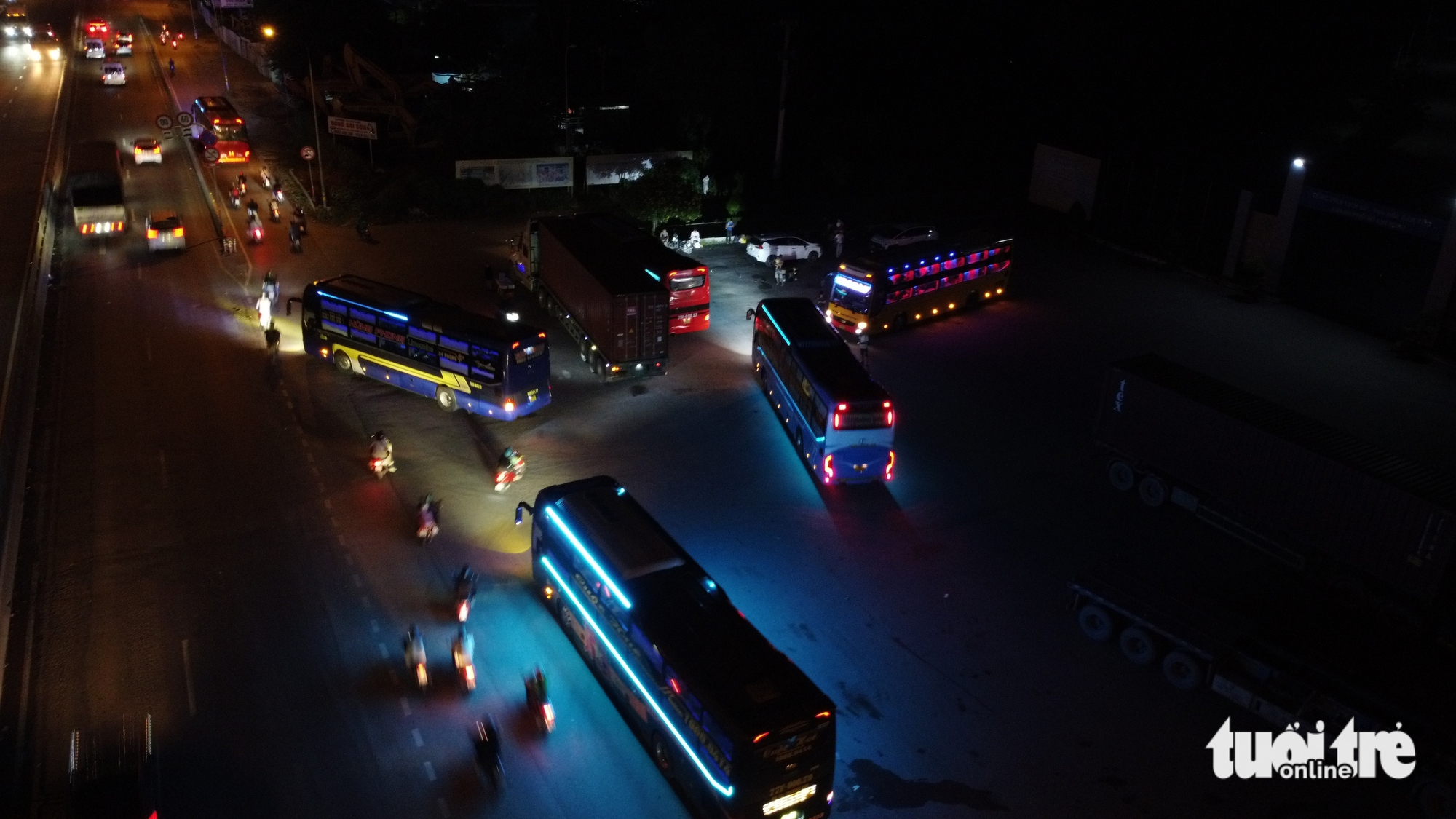 Xe khách 'chiếm' làn hỗn hợp trên đường Đỗ Mười giờ tan tầm, ép xe máy nép sát lề - Ảnh 1.