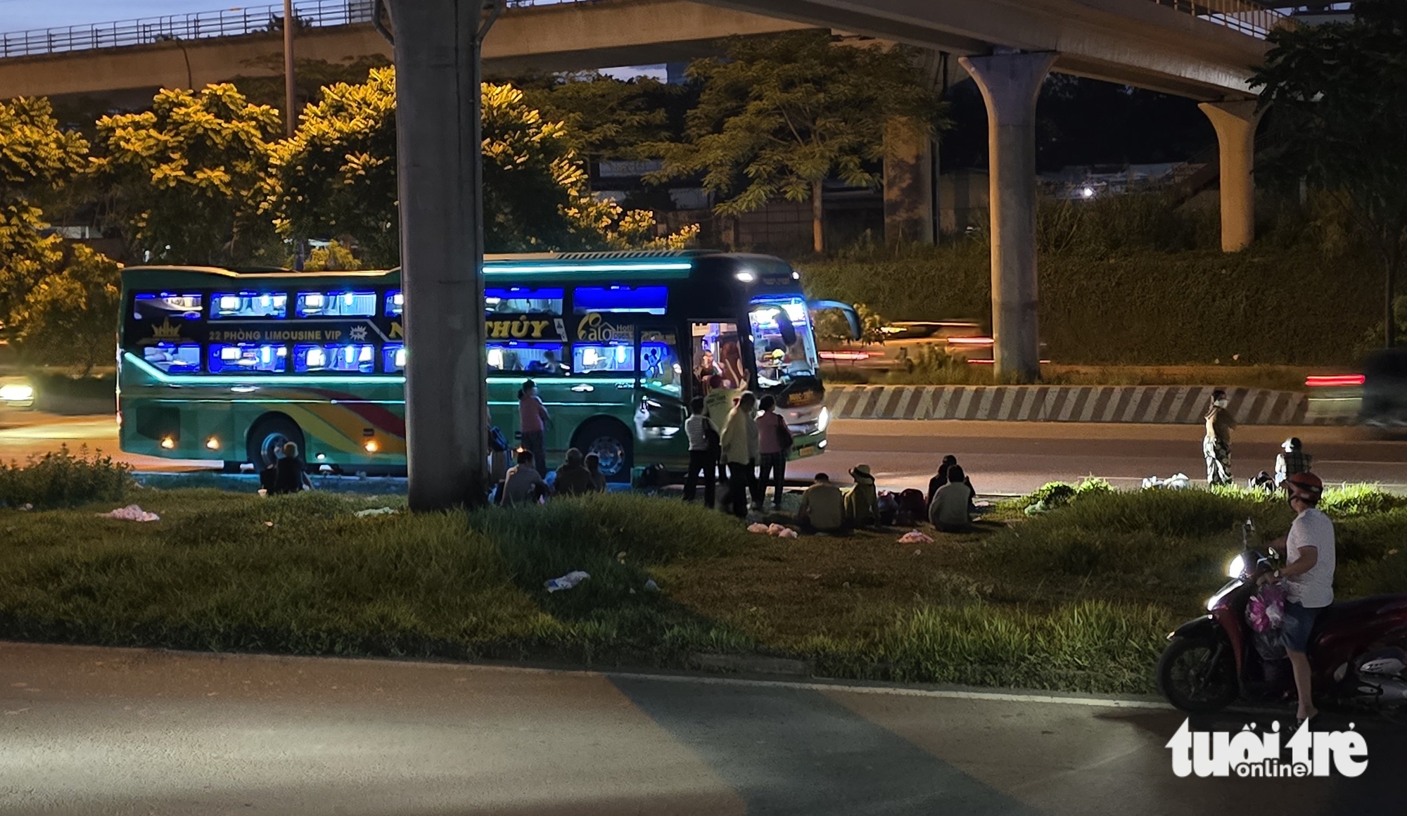 Xe khách 'chiếm' làn hỗn hợp trên đường Đỗ Mười giờ tan tầm, ép xe máy nép sát lề - Ảnh 22.