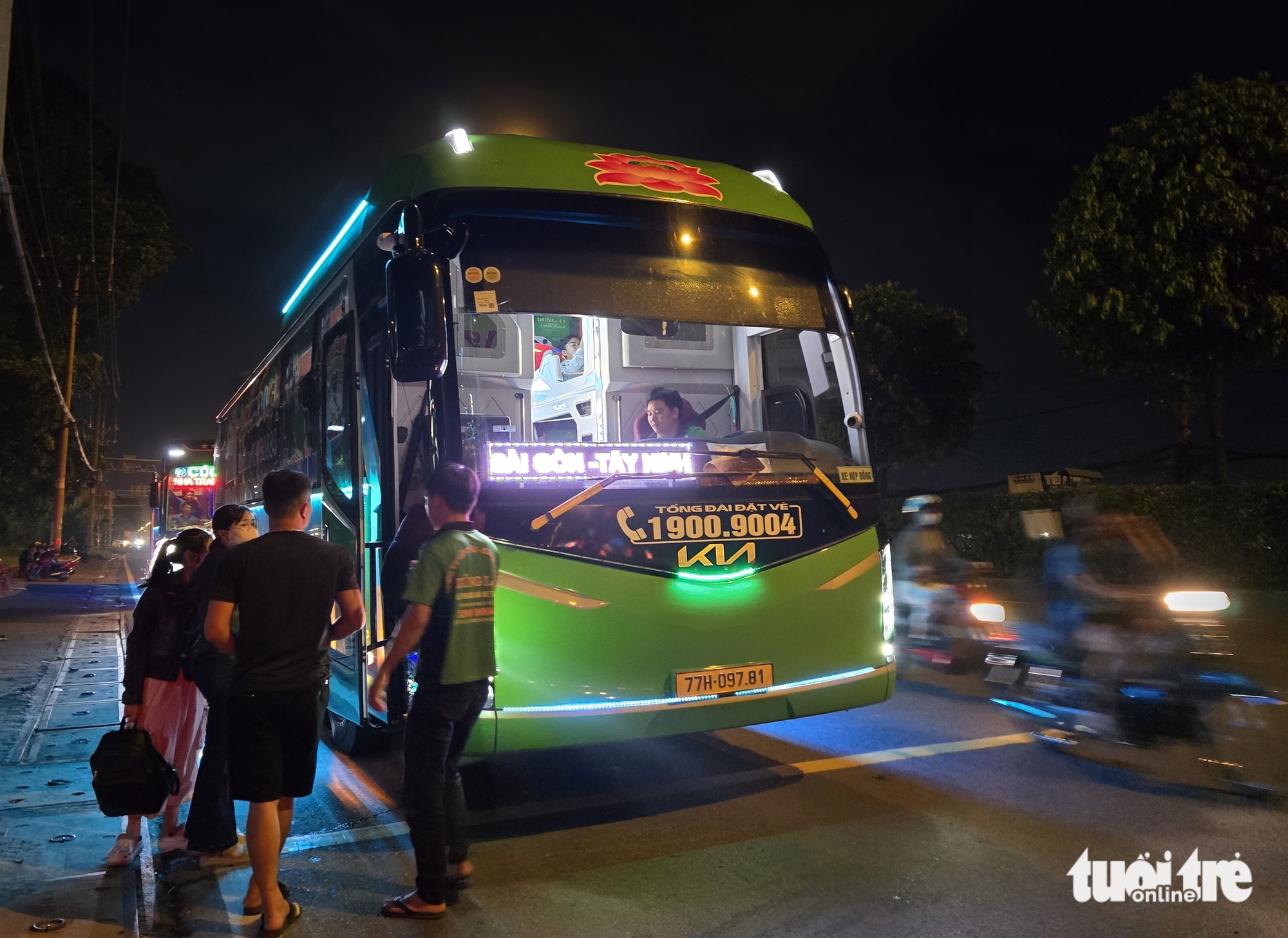 Xe khách 'chiếm' làn hỗn hợp trên đường Đỗ Mười giờ tan tầm, ép xe máy nép sát lề - Ảnh 23.