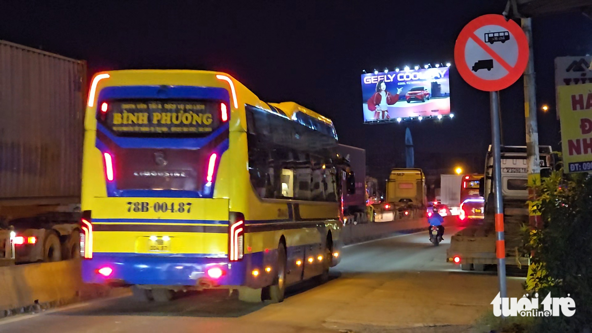 Xe khách 'chiếm' làn hỗn hợp trên đường Đỗ Mười giờ tan tầm, ép xe máy nép sát lề - Ảnh 3.