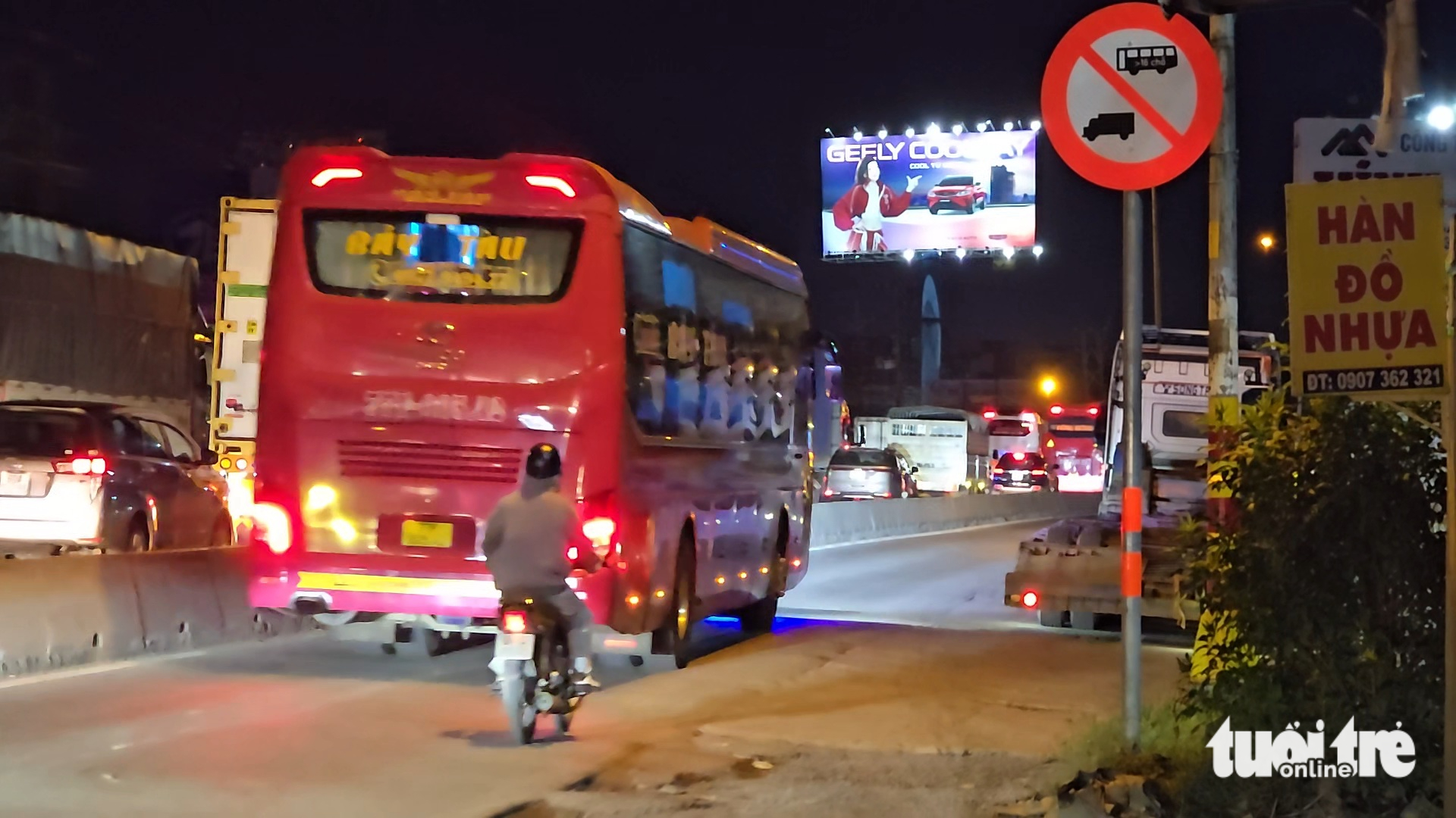 Xe khách 'chiếm' làn hỗn hợp trên đường Đỗ Mười giờ tan tầm, ép xe máy nép sát lề - Ảnh 4.