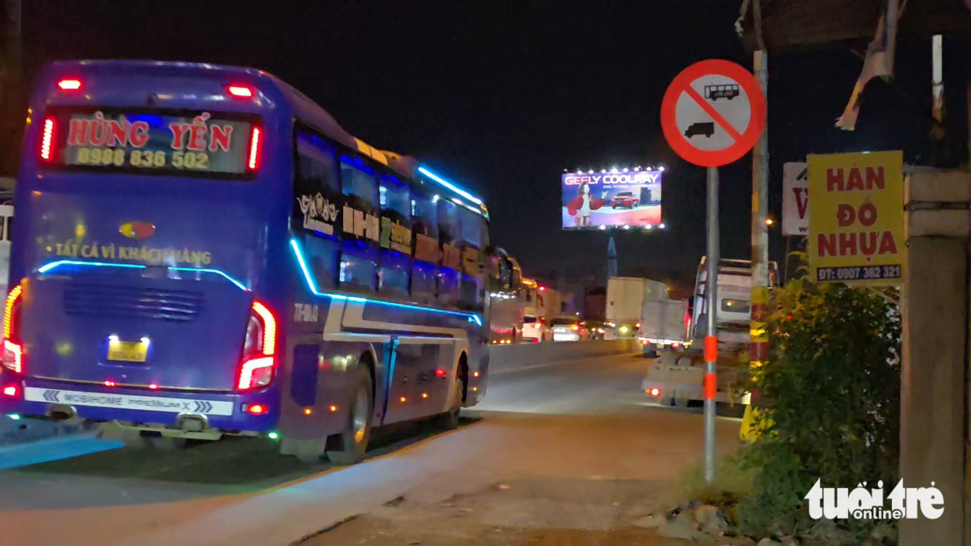 Xe khách 'chiếm' làn hỗn hợp trên đường Đỗ Mười giờ tan tầm, ép xe máy nép sát lề - Ảnh 5.