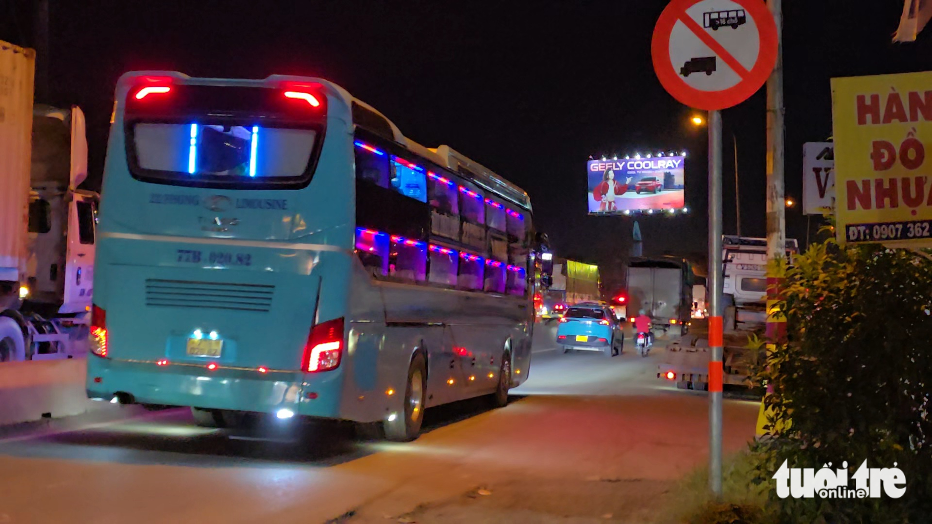 Xe khách 'chiếm' làn hỗn hợp trên đường Đỗ Mười giờ tan tầm, ép xe máy nép sát lề - Ảnh 6.