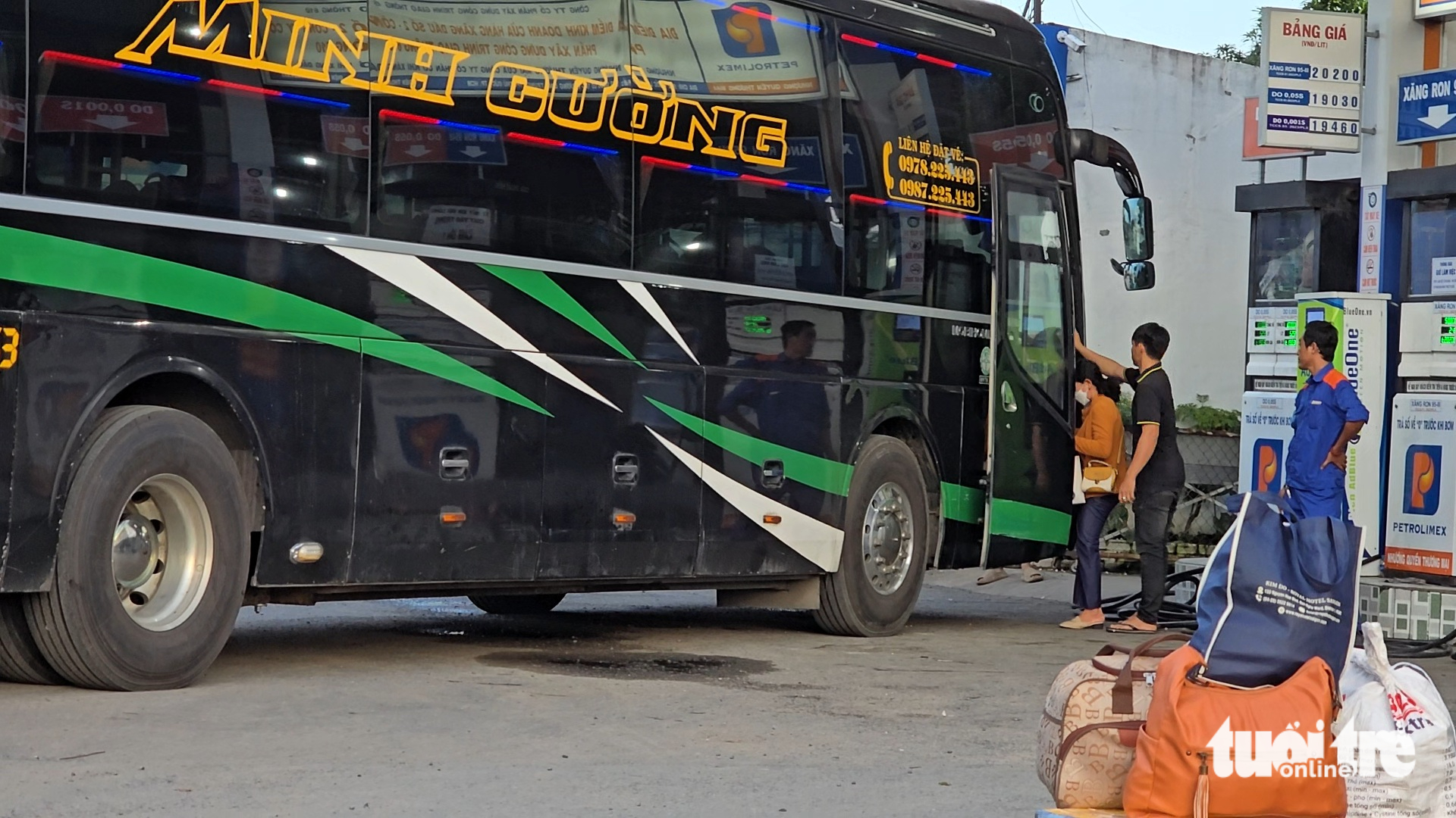 Xe khách 'chiếm' làn hỗn hợp trên đường Đỗ Mười giờ tan tầm, ép xe máy nép sát lề - Ảnh 9.