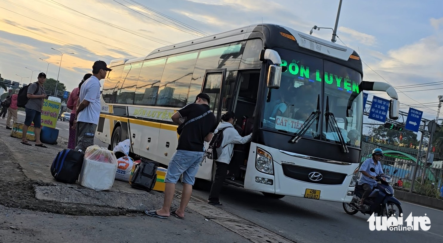 Xe khách 'chiếm' làn hỗn hợp trên đường Đỗ Mười giờ tan tầm, ép xe máy nép sát lề - Ảnh 10.