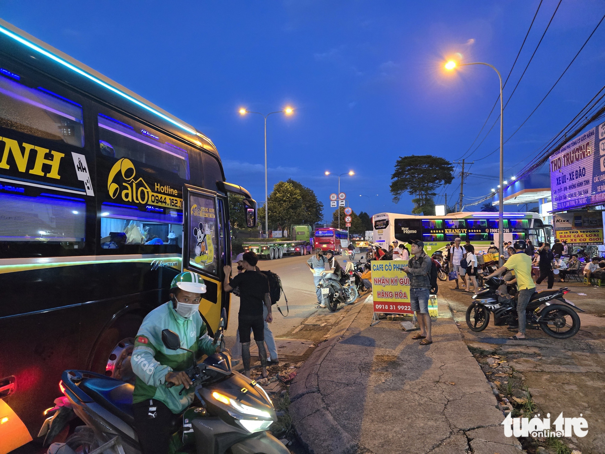 Xe khách 'chiếm' làn hỗn hợp trên đường Đỗ Mười giờ tan tầm, ép xe máy nép sát lề - Ảnh 11.