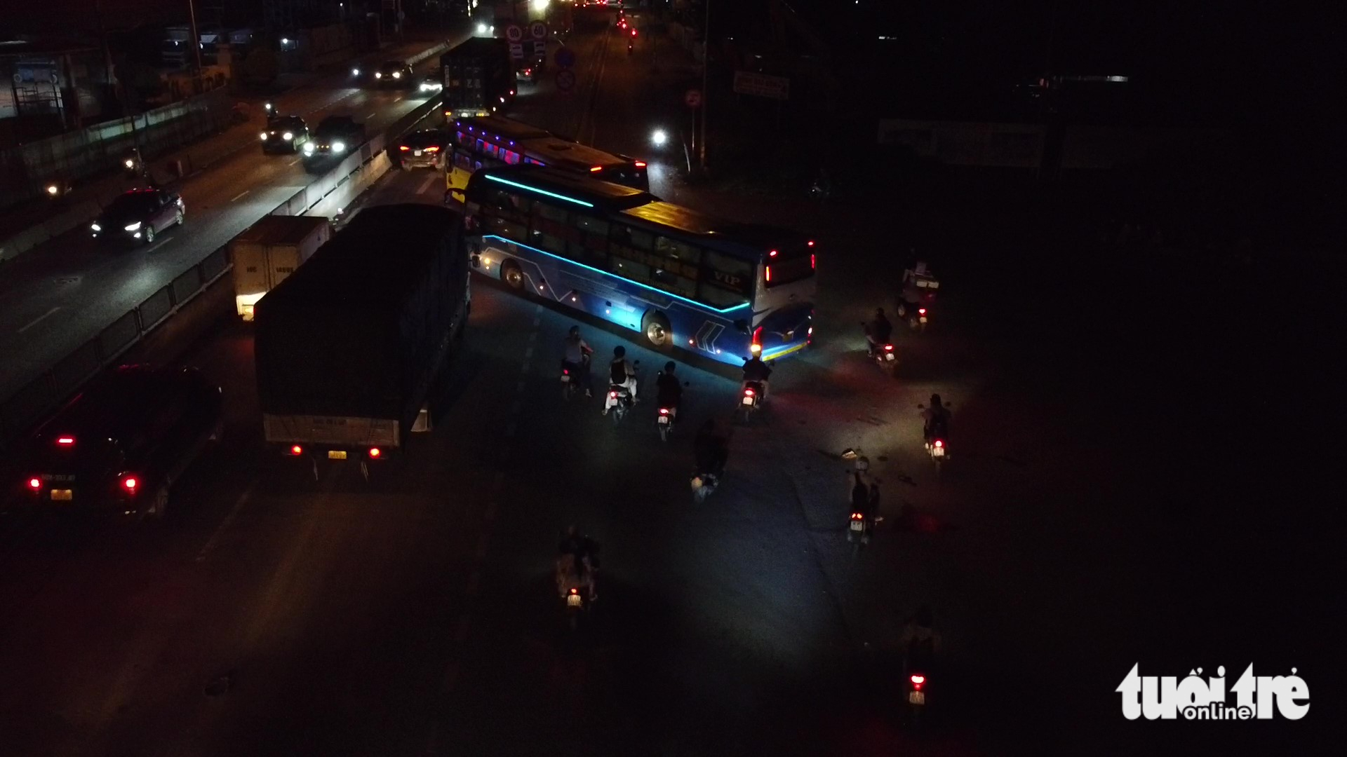 Xe khách 'chiếm' làn hỗn hợp trên đường Đỗ Mười giờ tan tầm, ép xe máy nép sát lề - Ảnh 15.