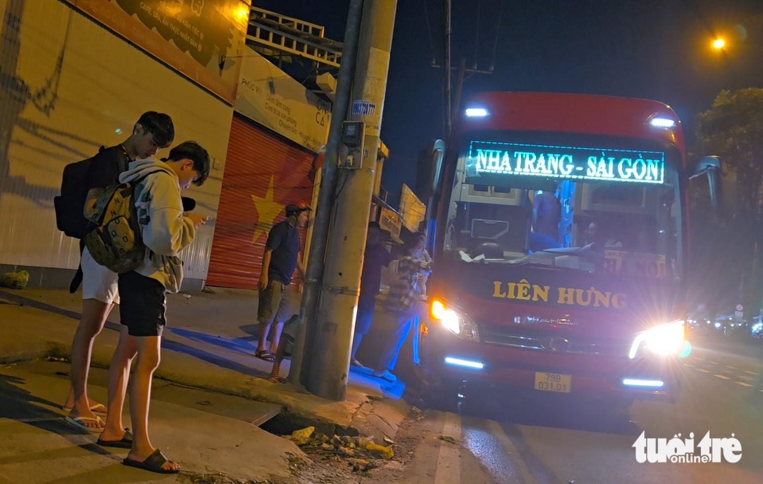 Xe khách 'chiếm' làn hỗn hợp trên đường Đỗ Mười giờ tan tầm, ép xe máy nép sát lề - Ảnh 16.